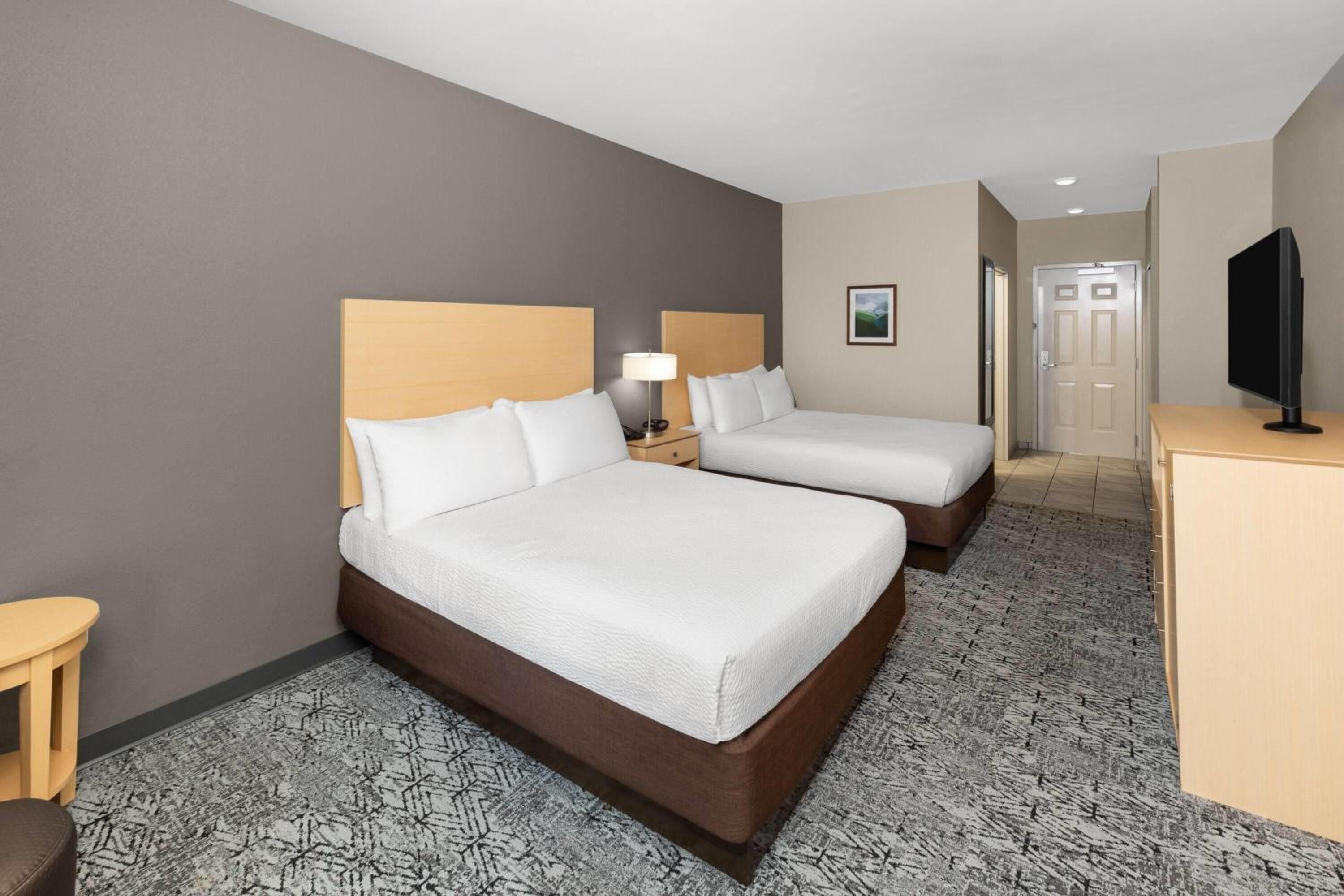 Queen Room with Two Queen Beds - Non-Smoking photo 3