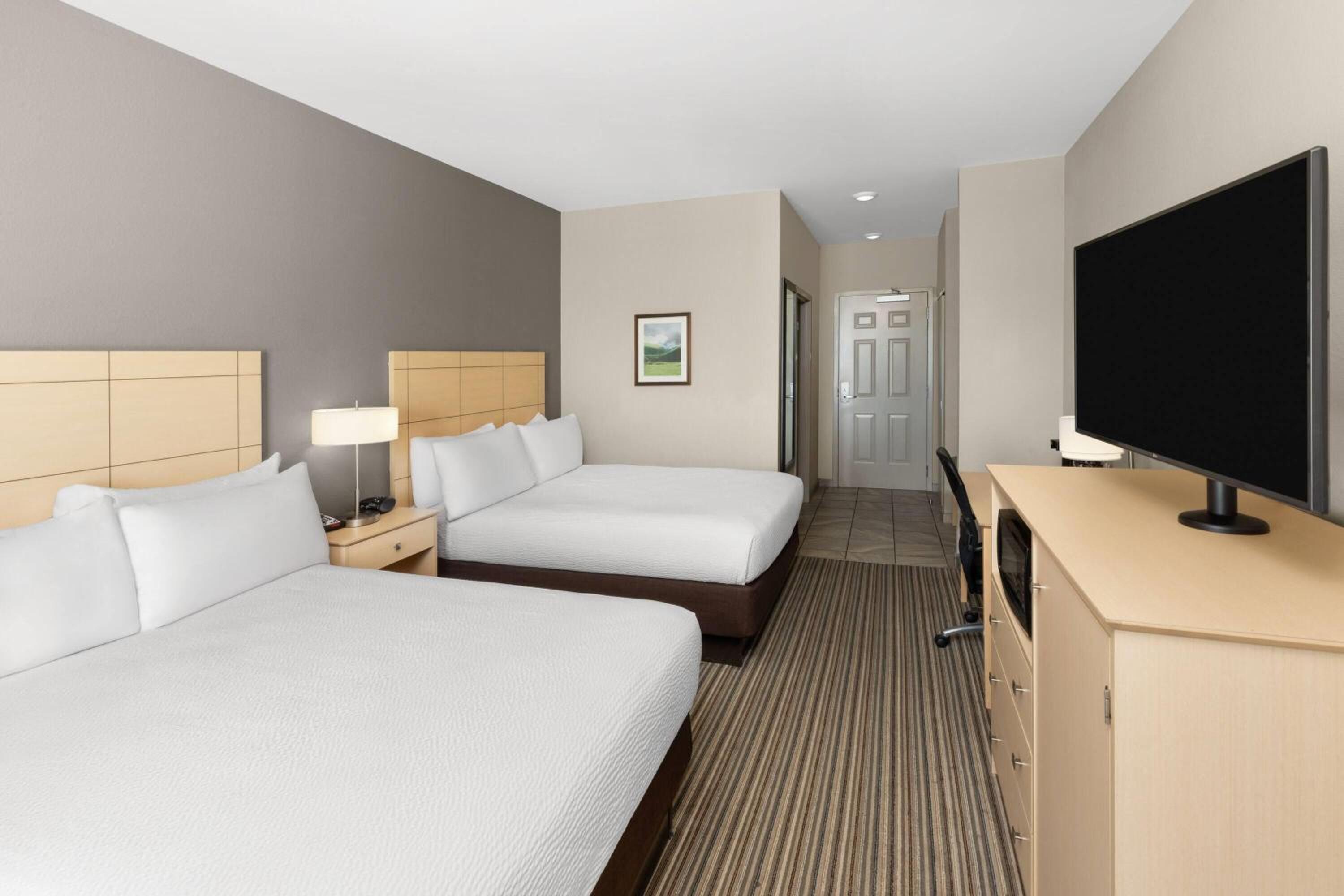 Deluxe Queen Room with Two Queen Beds - Non-Smoking photo 3