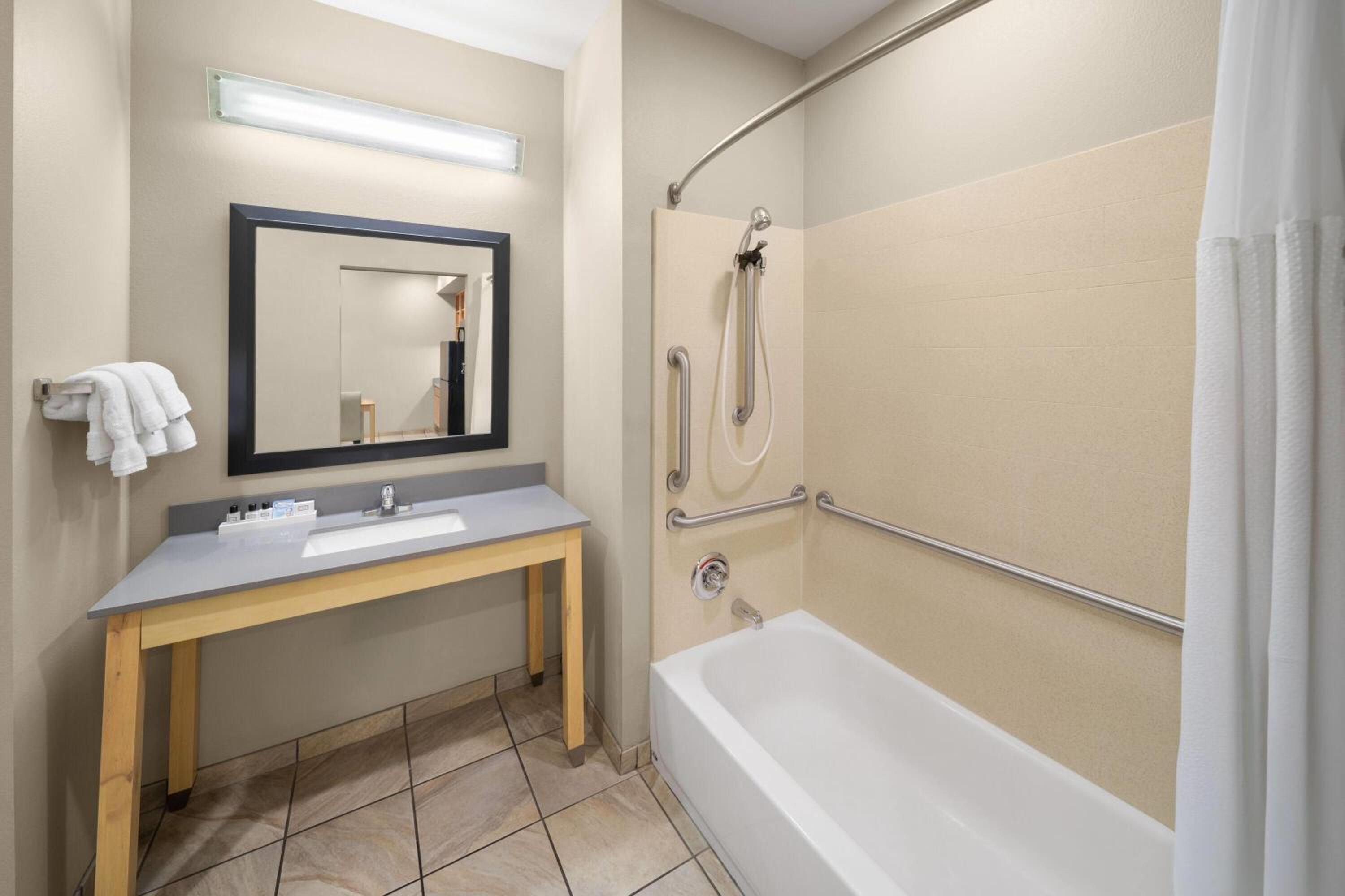 One-Bedroom Suite with Mobility/Hearing Access and Tub with Grab Bars - No Smoking