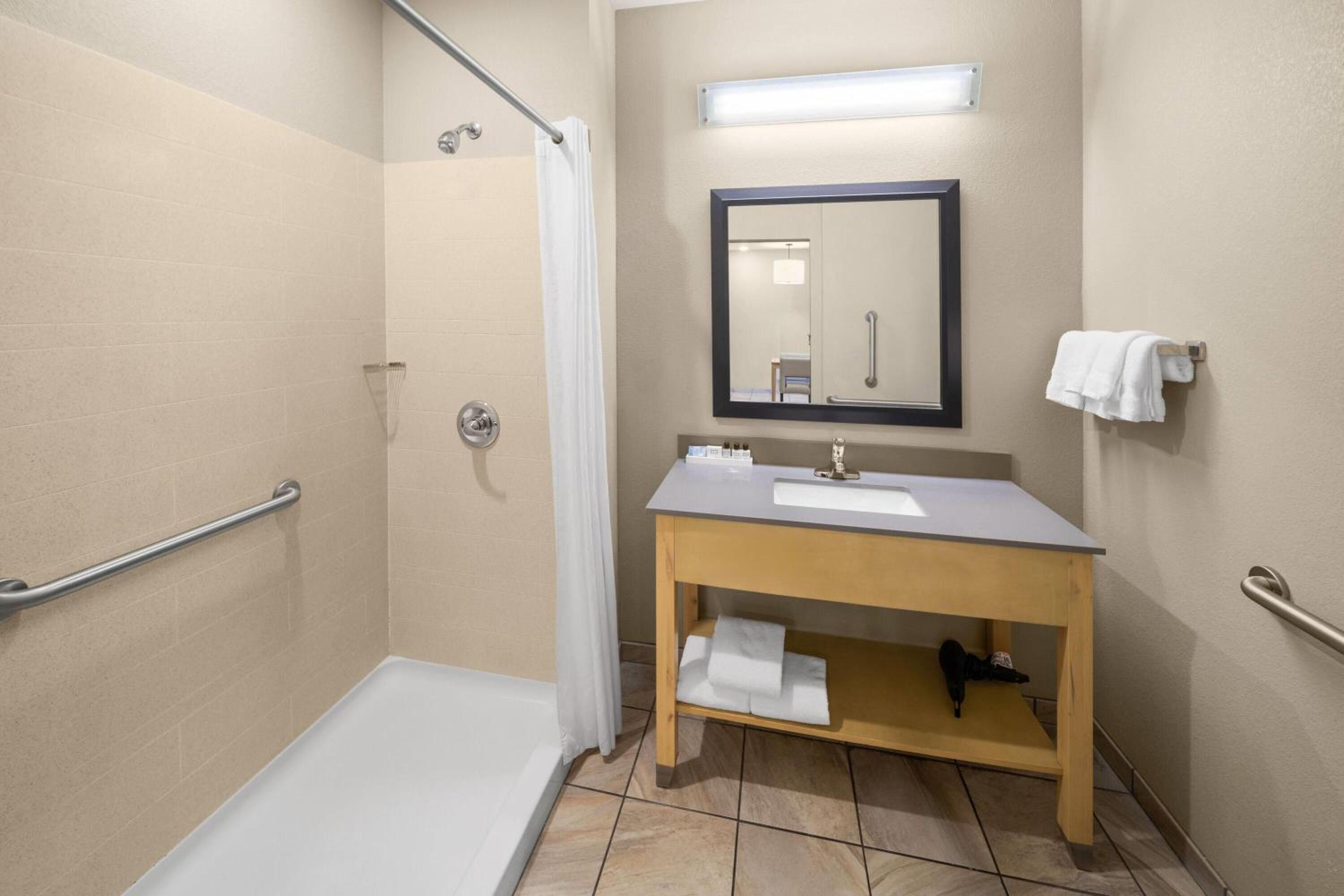 King Room with Mobility/Hearing Access and Roll-In Shower - Non-Smoking photo 3