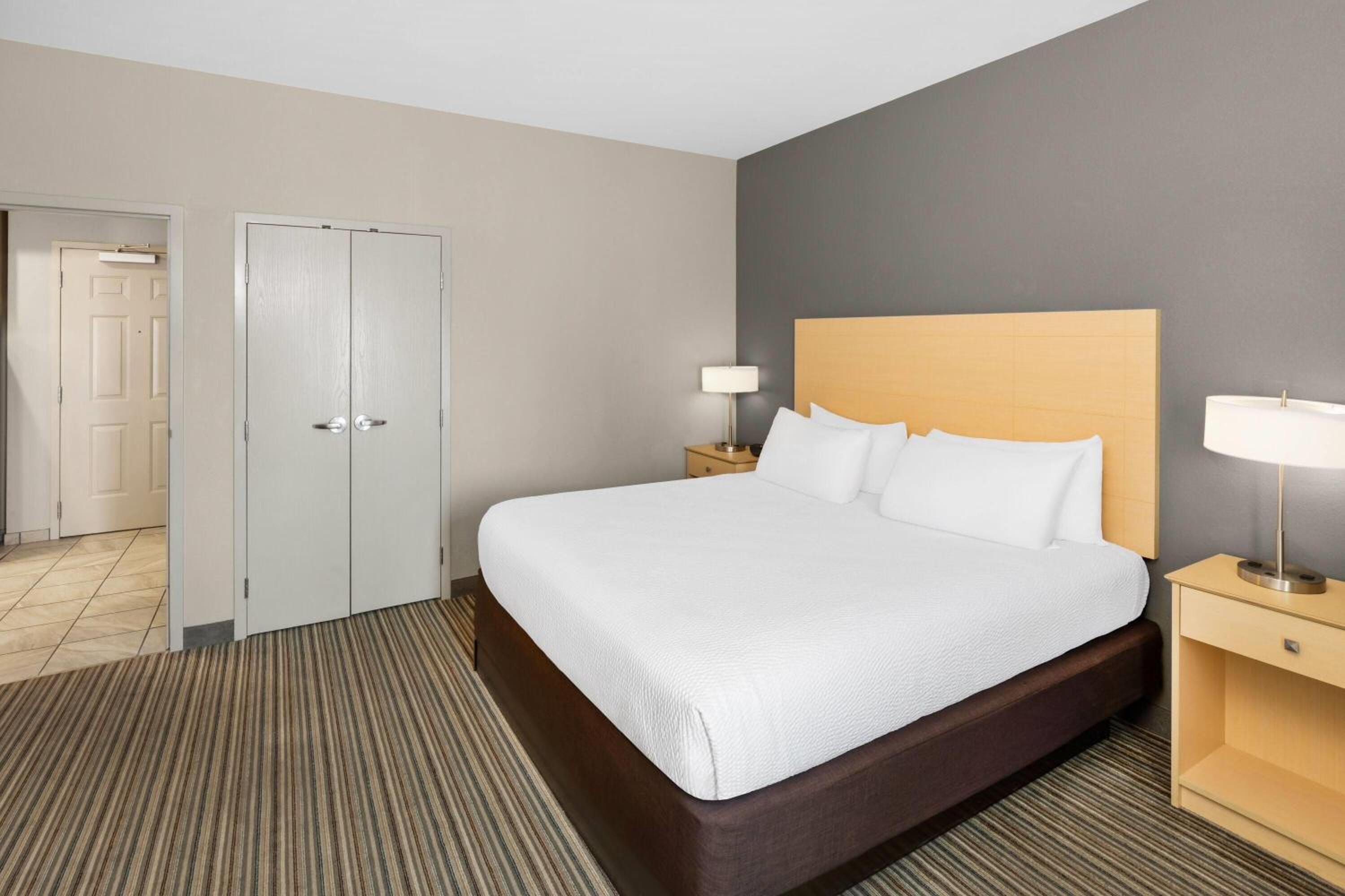 One-Bedroom King Suite - Non-Smoking photo 1