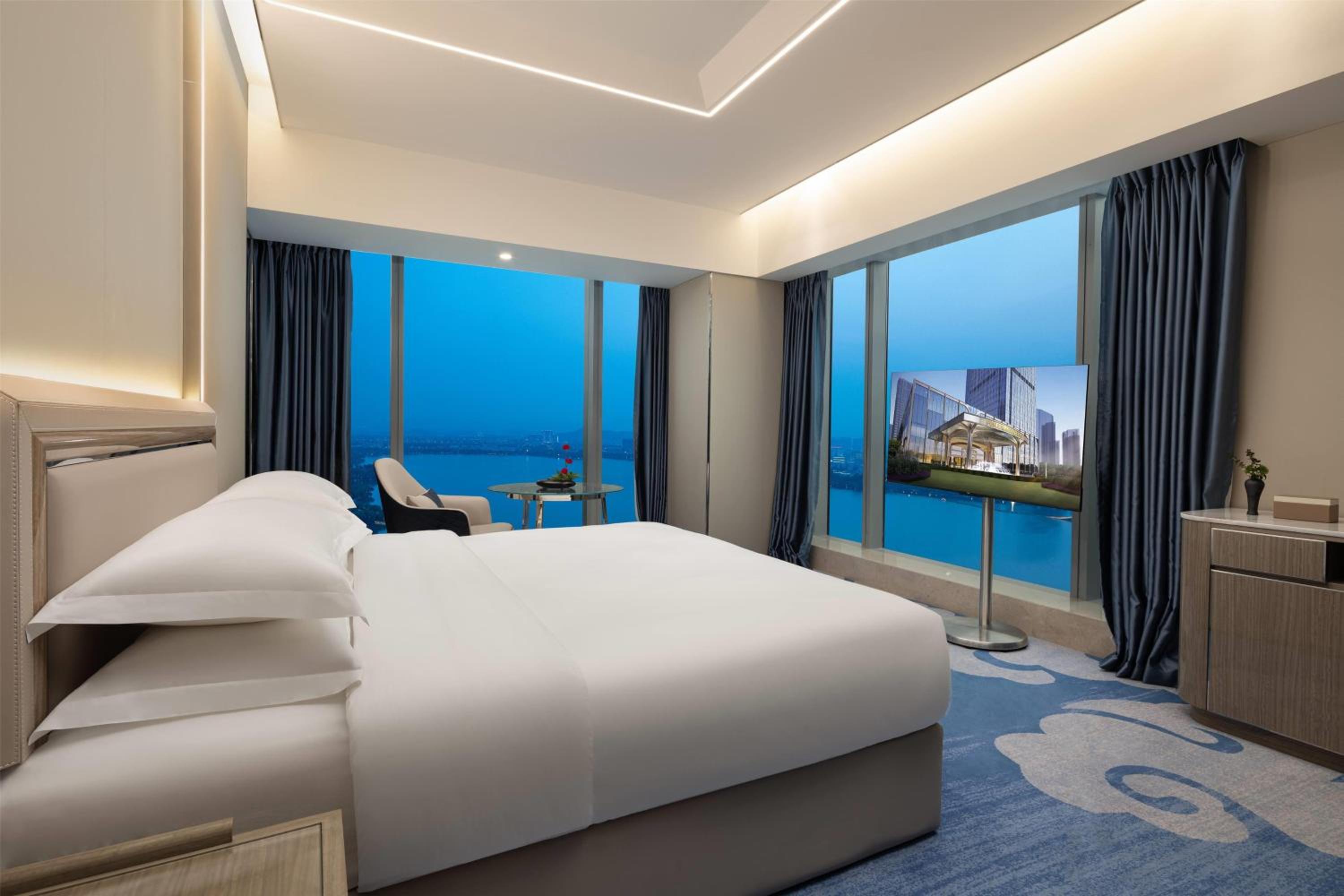 Deluxe King Room with Double Lake View