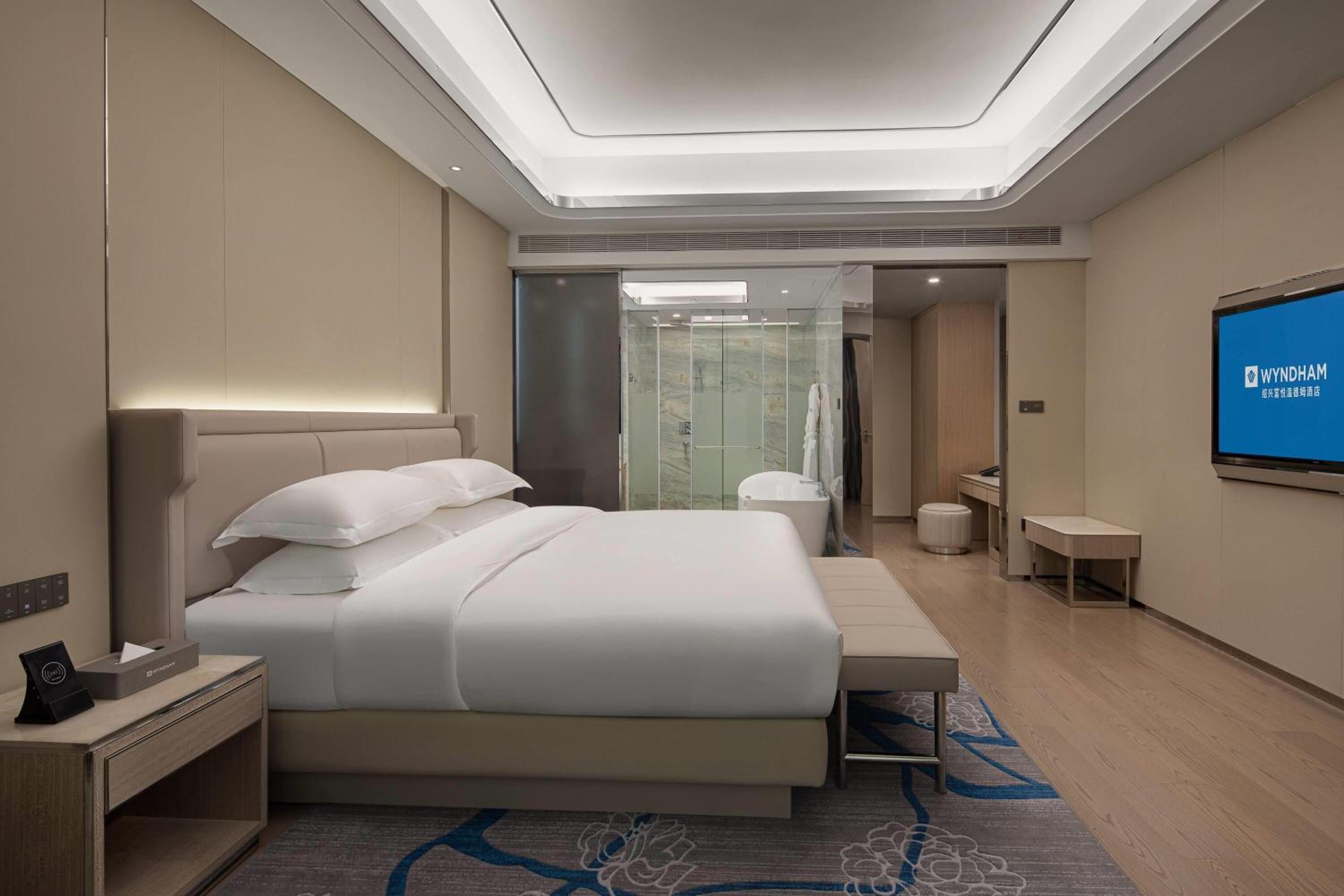Executive King Suite with Lake View photo 2