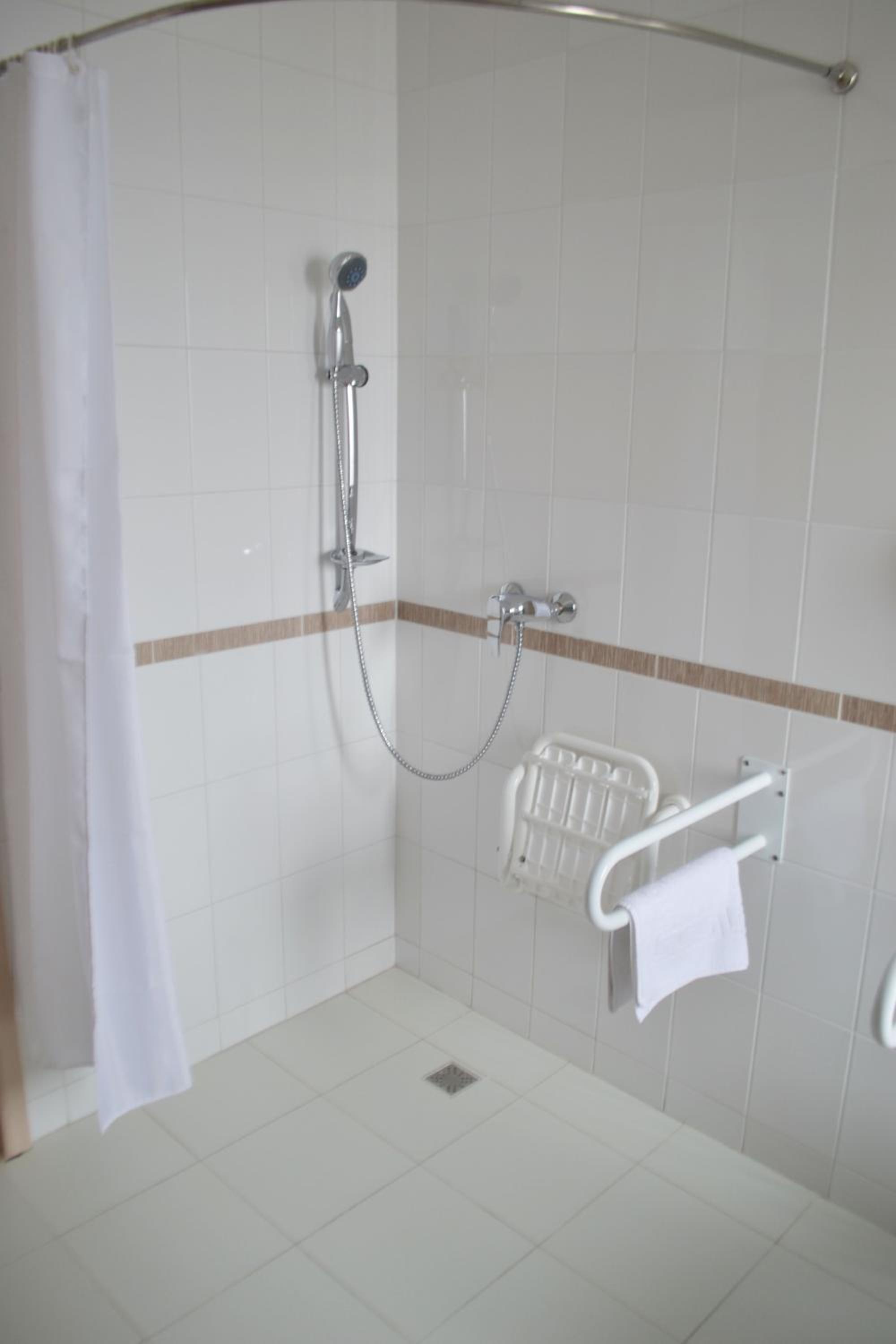 Twin Room - Disability Access photo 2