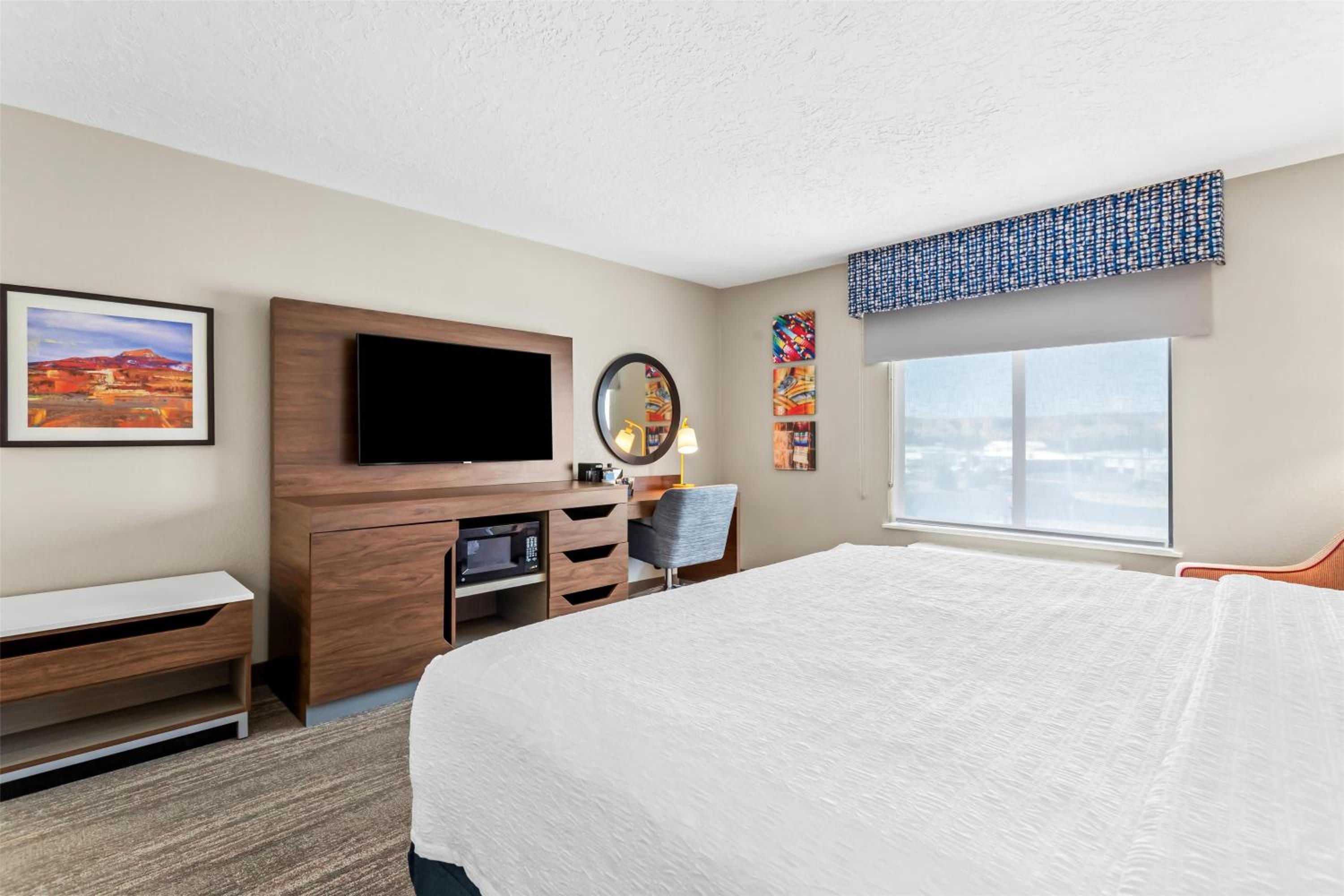 King Room with King Bed - Non-Smoking - Photo 1