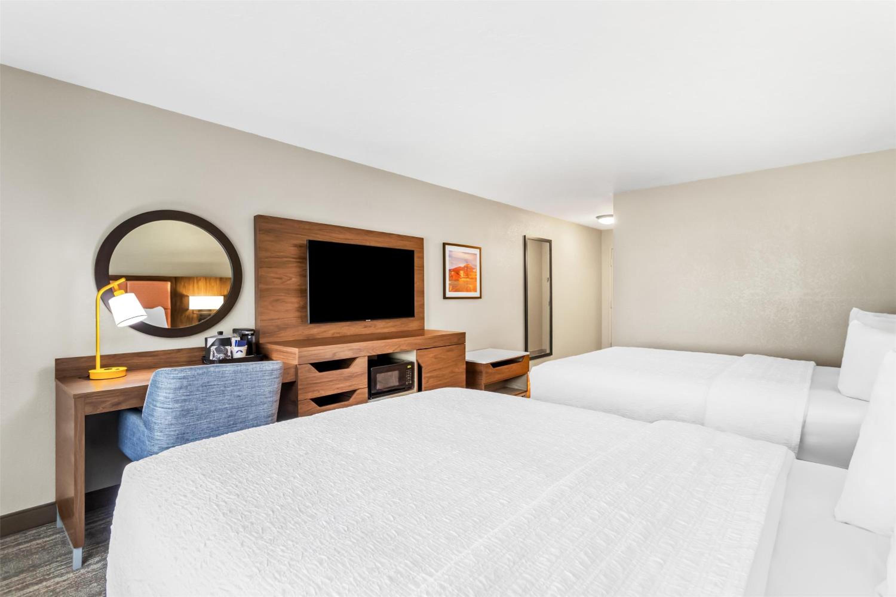 Room with Two Queen Beds - Non-Smoking - Photo 2