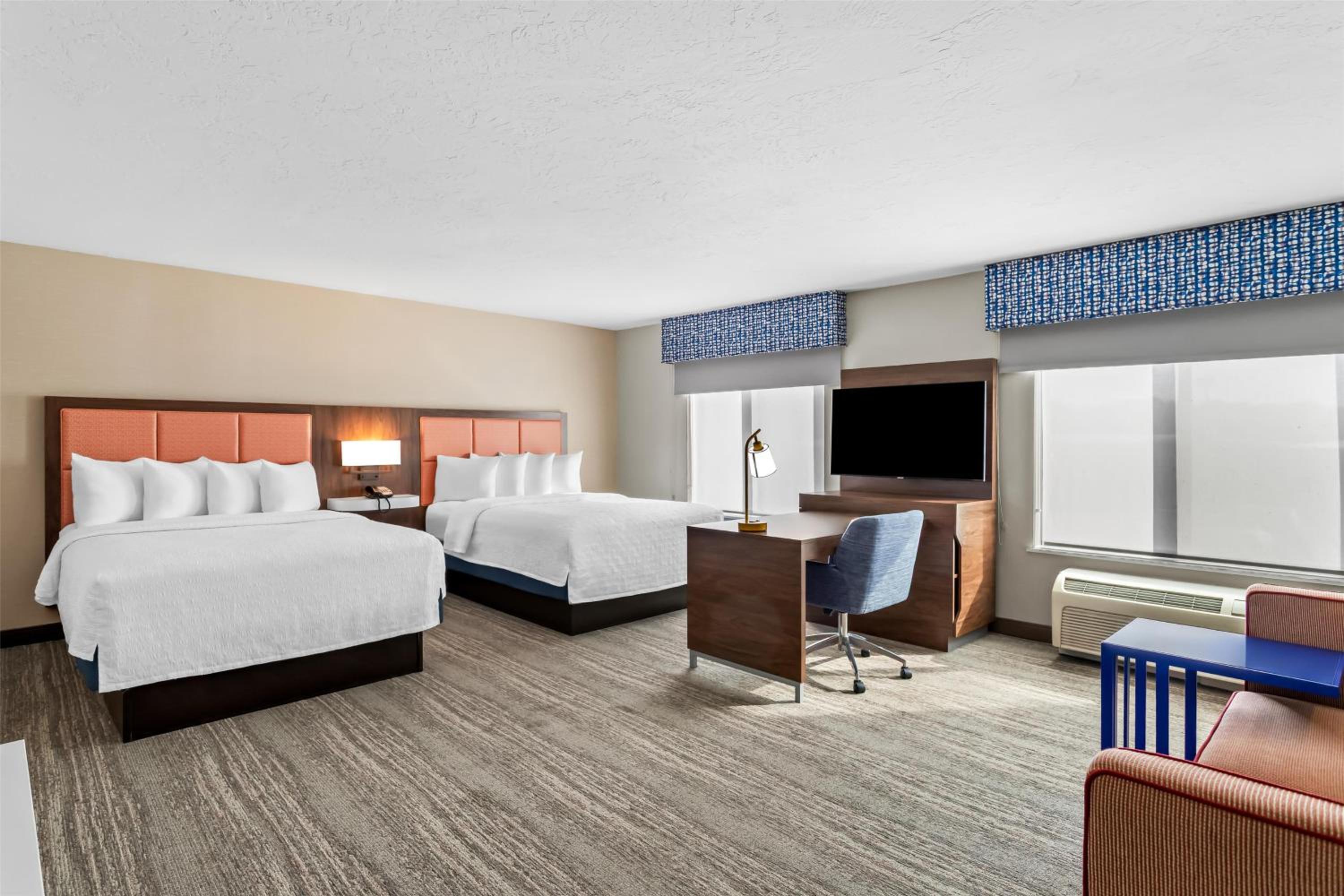 Queen Studio Suite with Two Queen Beds - Non-Smoking - Photo 3