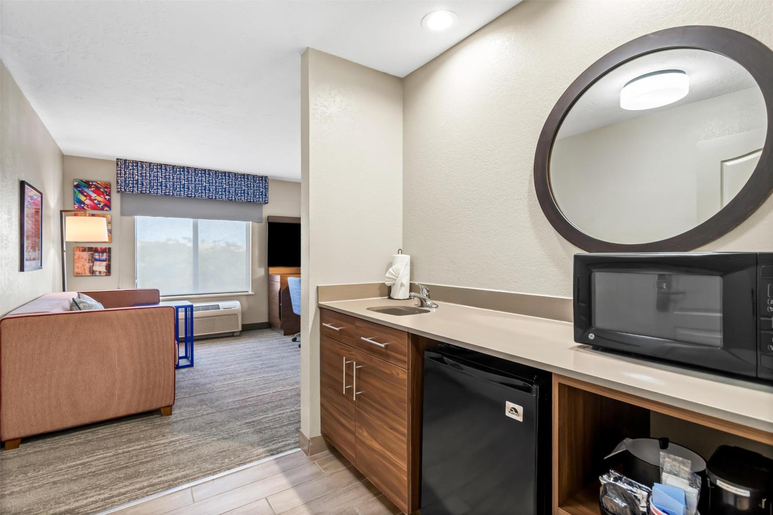 King Studio Suite - Non-Smoking - Photo 3