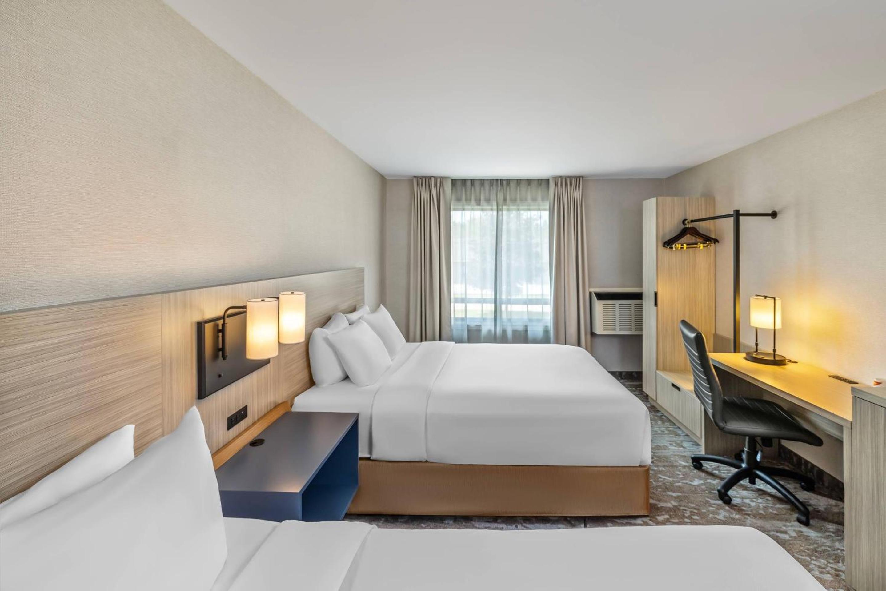 Quadruple Room with Two Queen Beds - Non Smoking/Upper floor - Photo 2