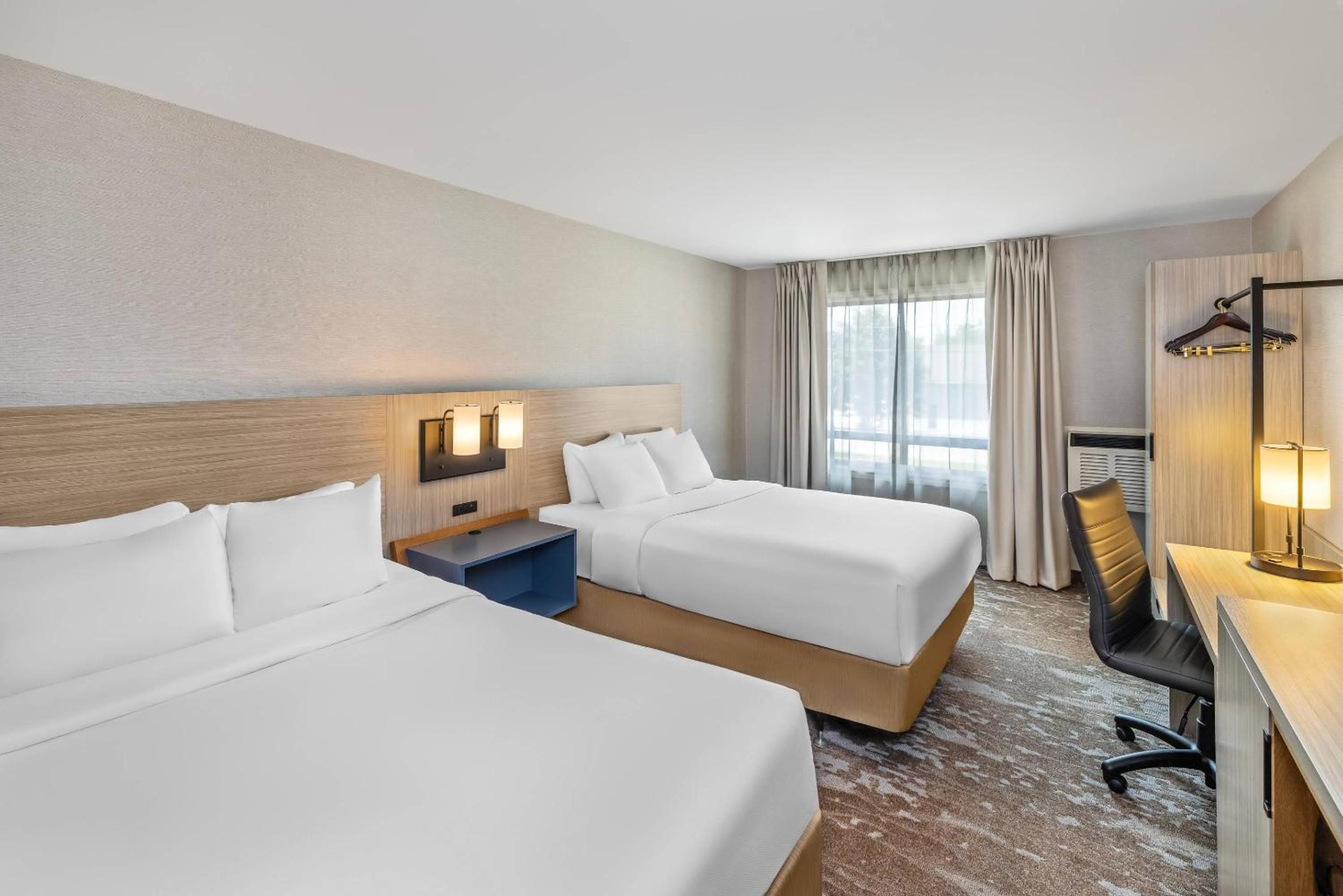 Quadruple Room with Two Queen Beds - Non Smoking/Upper floor - Photo 3