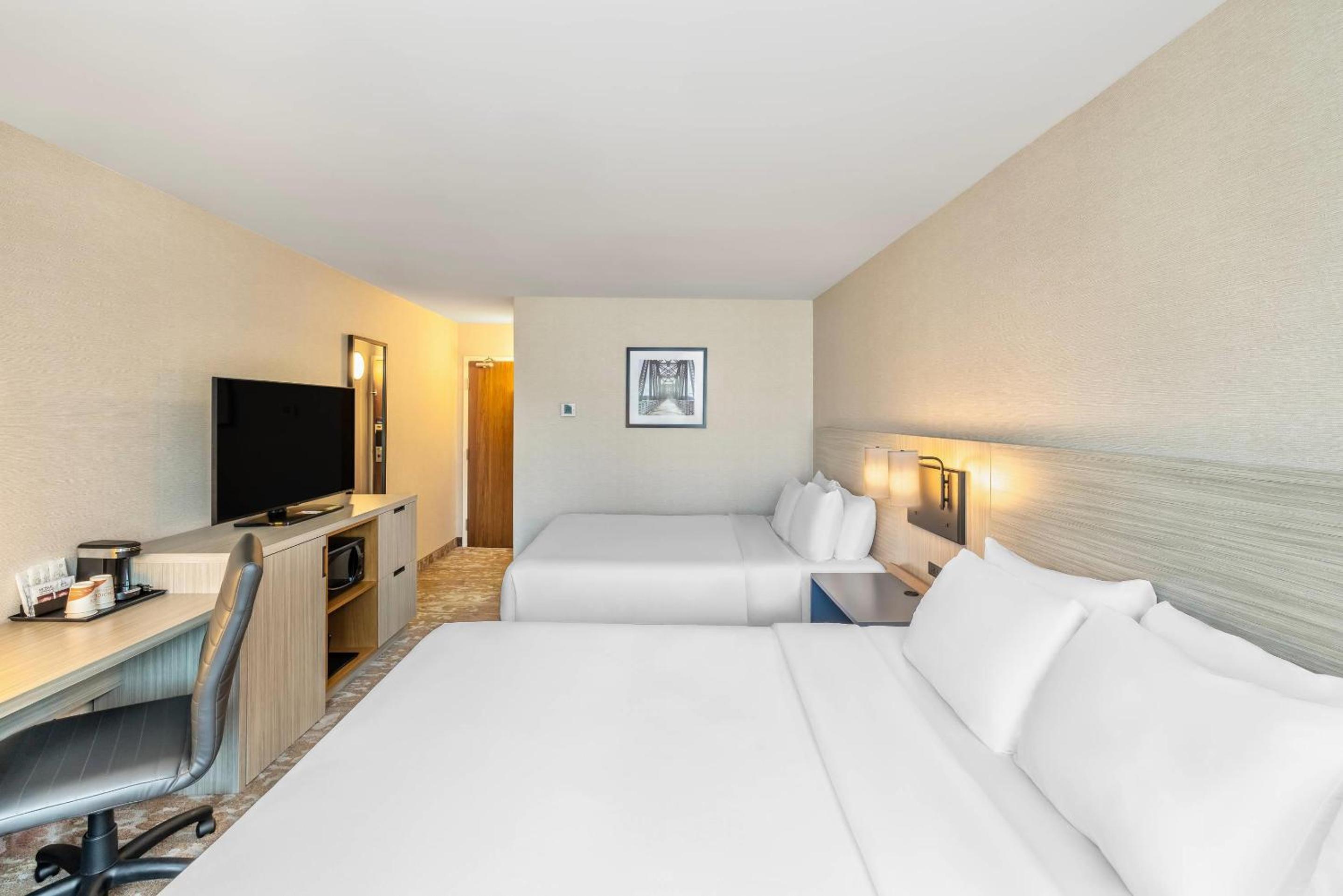 Quadruple Room with Two Queen Beds - Non Smoking/Upper floor - Photo 4