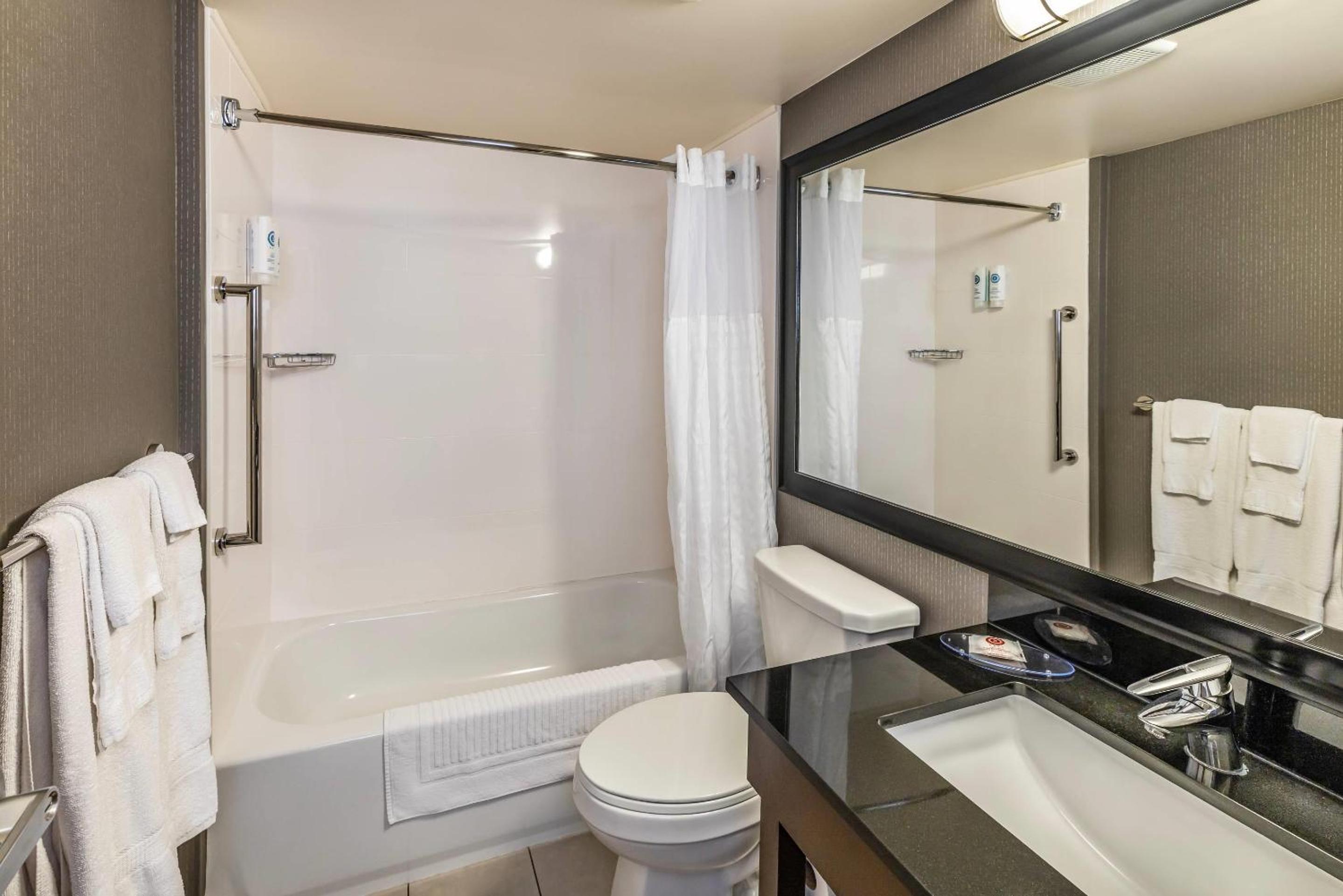 Quadruple Room with Two Queen Beds - Non Smoking/Upper floor - Photo 5