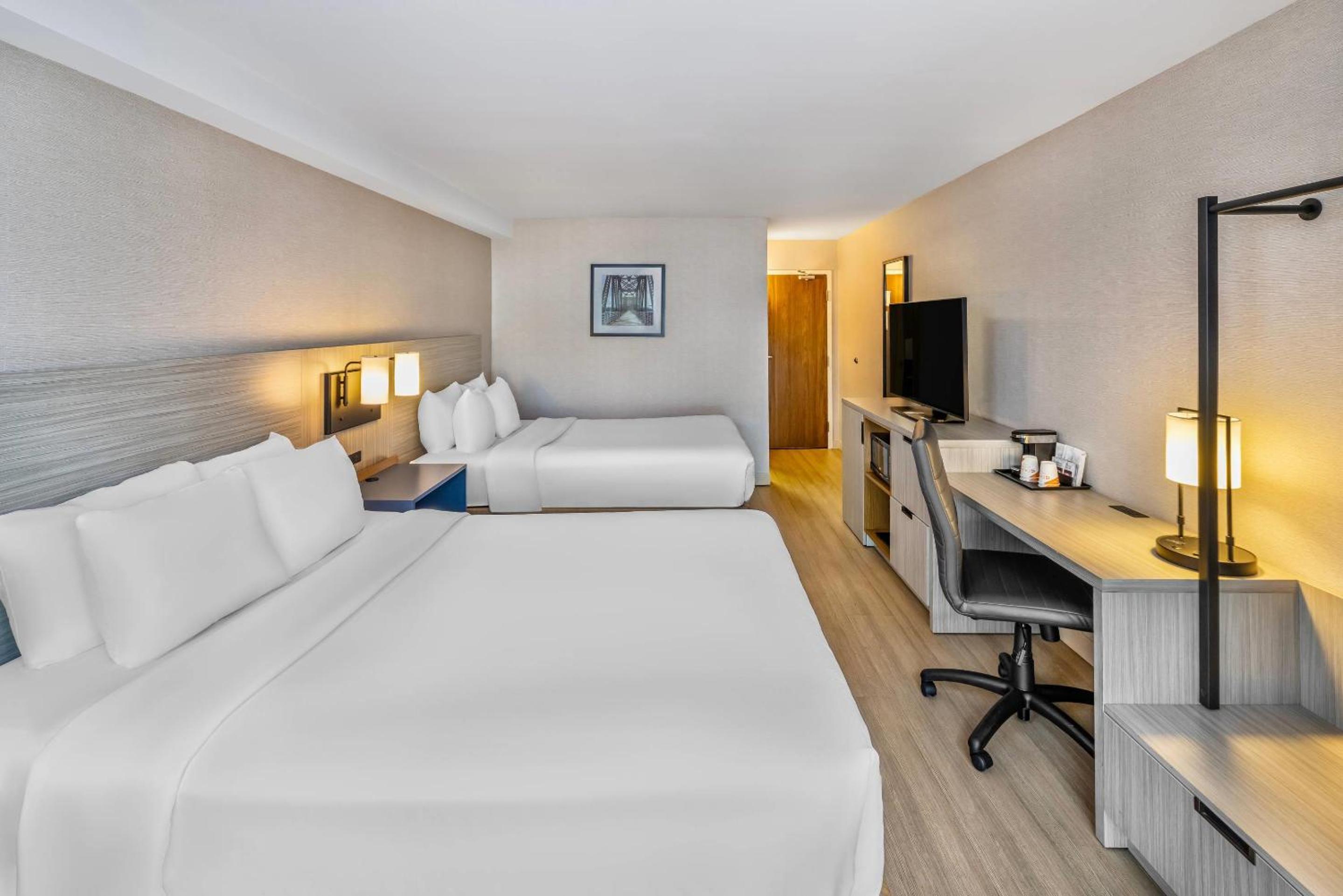 Quadruple Room with Two Queen Beds - Non Smoking/Ground floor - Photo 3