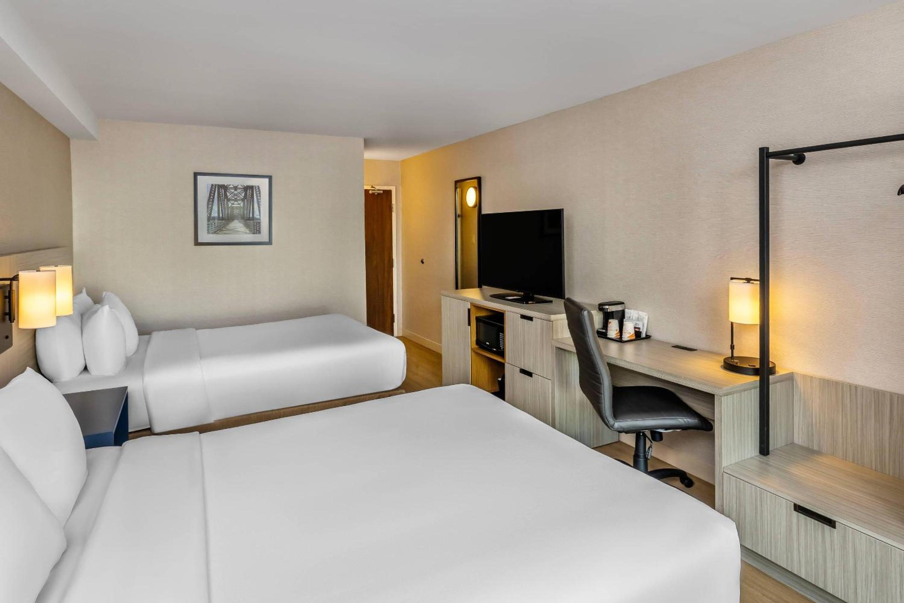 Quadruple Room with Two Queen Beds - Non Smoking/Ground floor - Photo 4