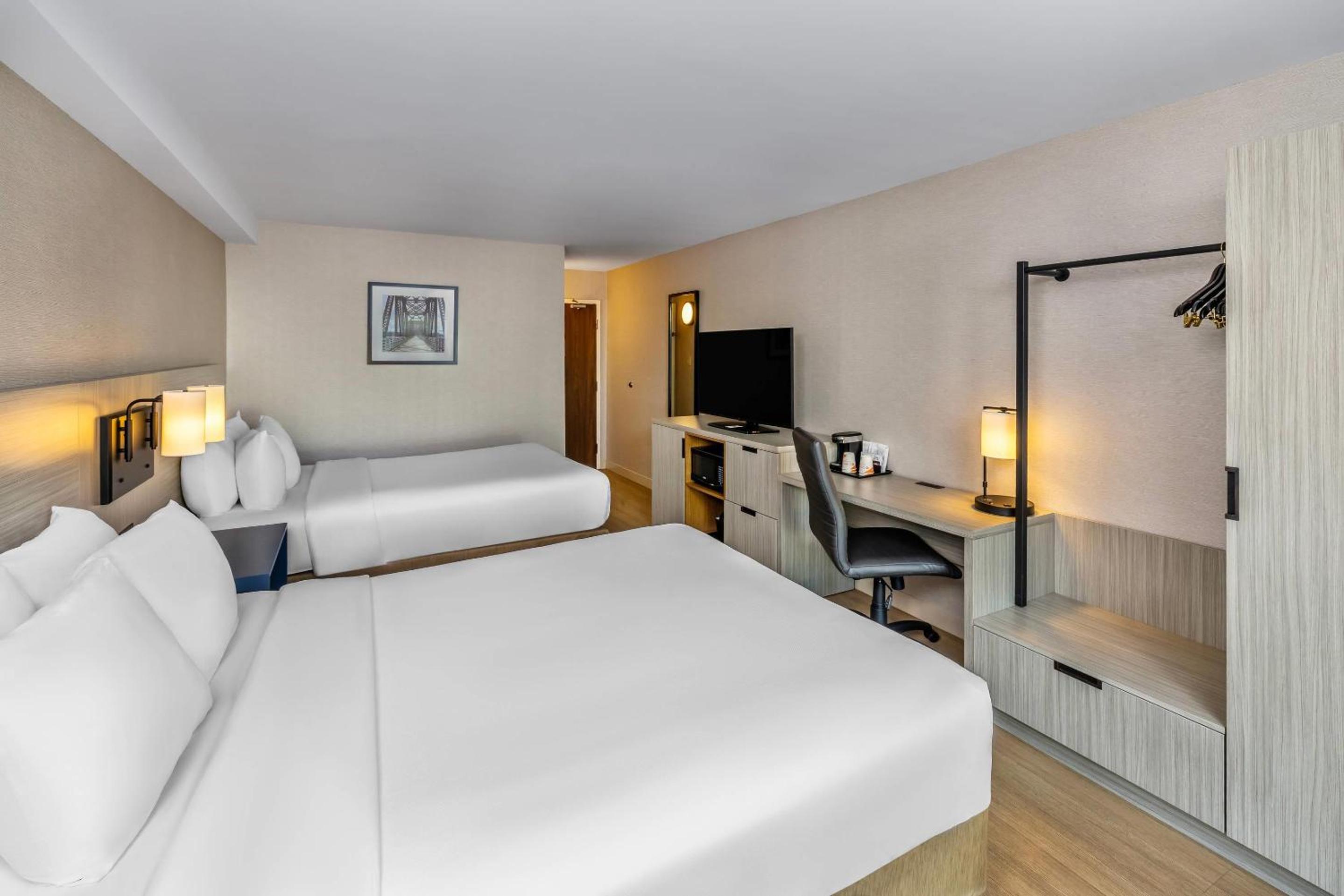 Quadruple Room with Two Queen Beds - Non Smoking/Ground floor - Photo 5