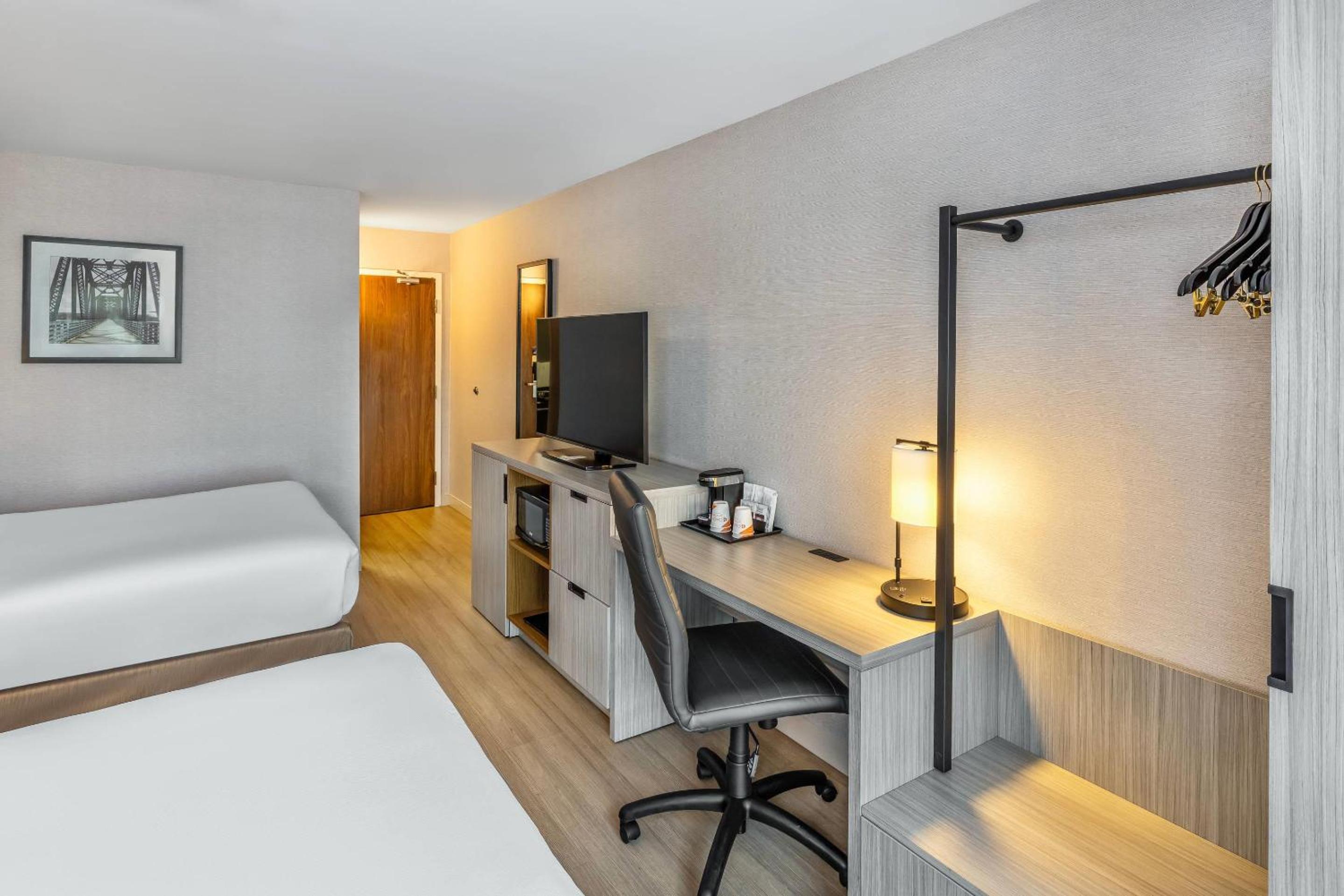 Quadruple Room with Two Queen Beds - Non Smoking/Ground floor - Photo 6