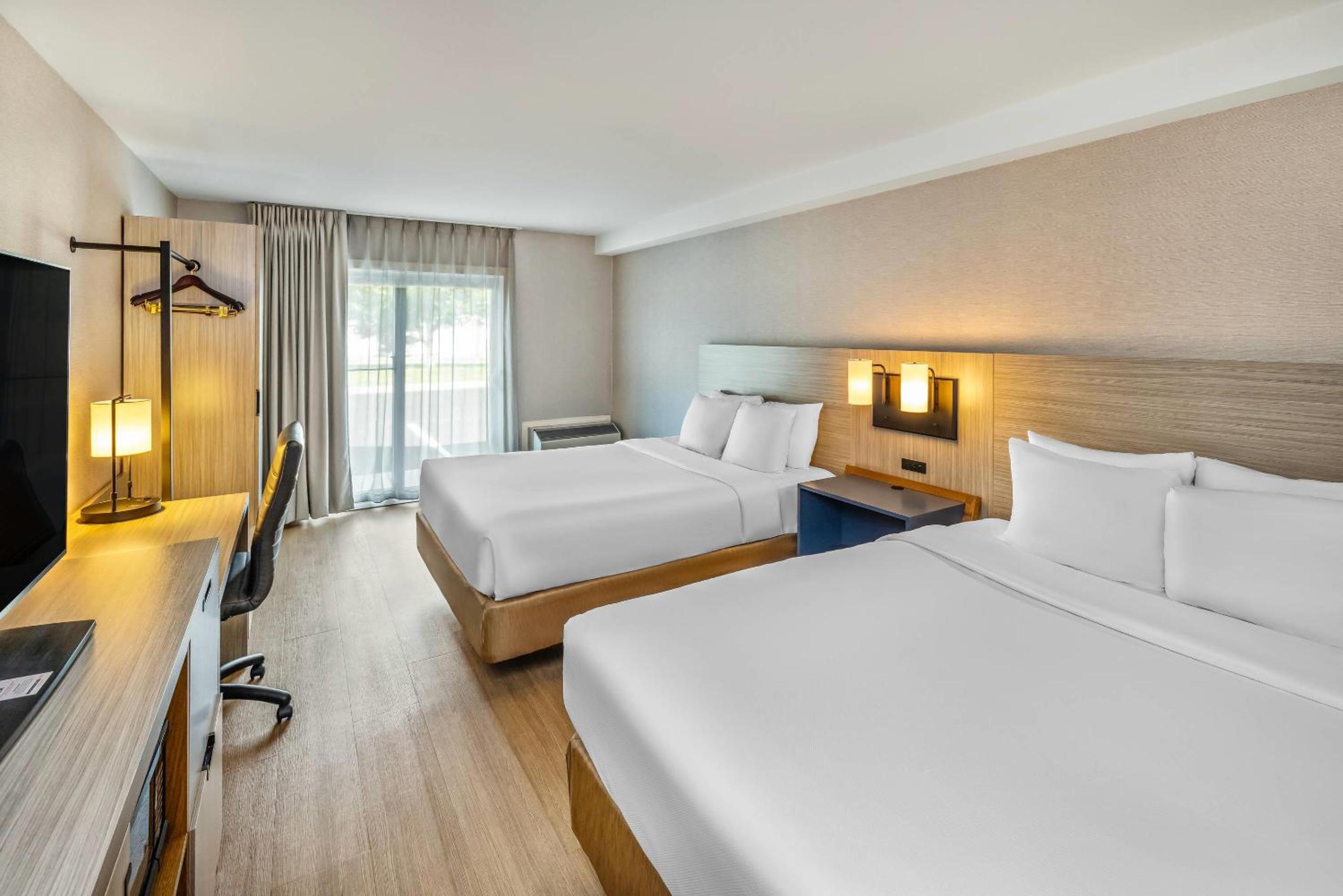 Quadruple Room with Two Queen Beds - Non Smoking/Ground floor - Photo 7