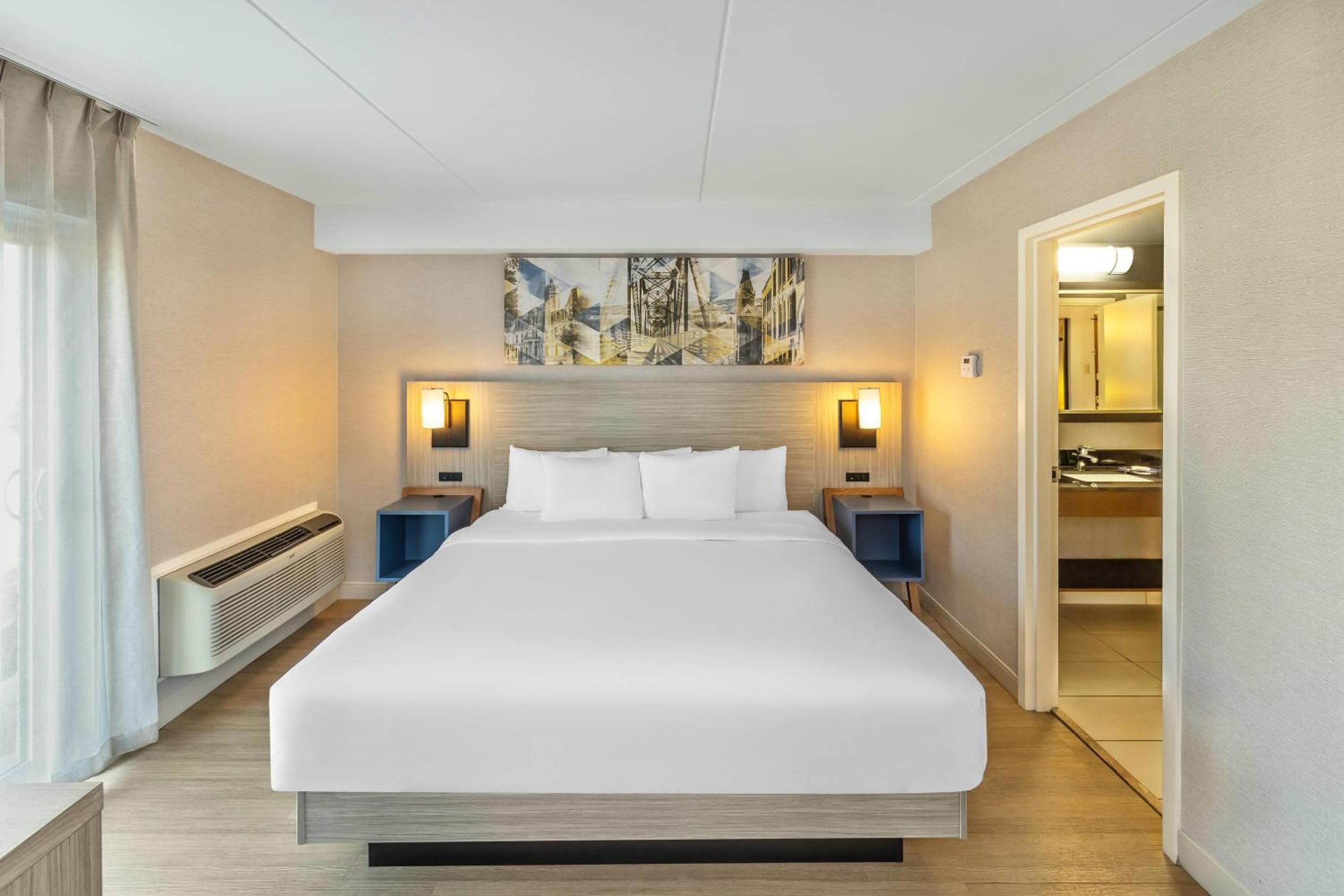 King Suite with Living Room - Non Smoking - Photo 2