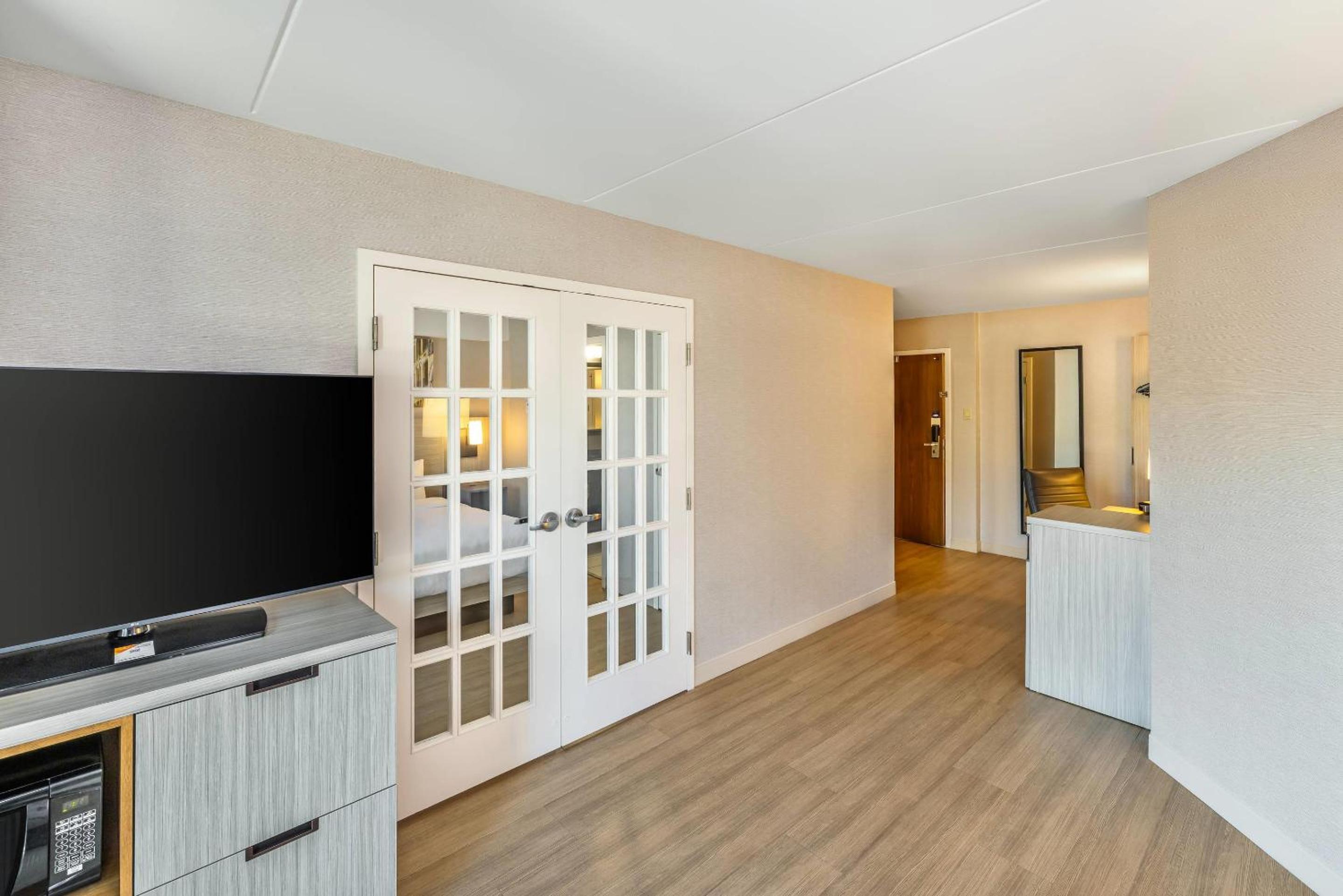King Suite with Living Room - Non Smoking - Photo 3