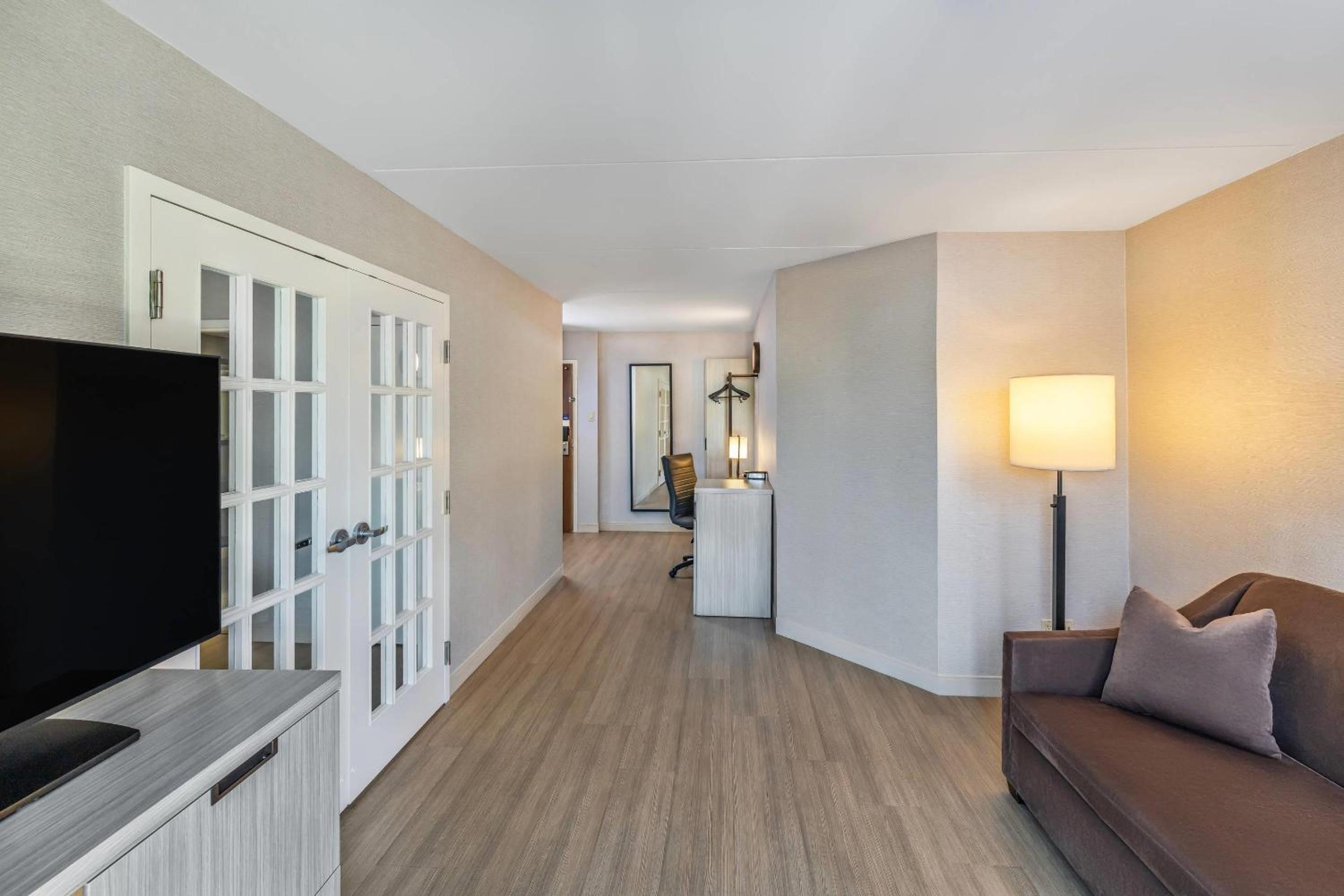 King Suite with Living Room - Non Smoking - Photo 4