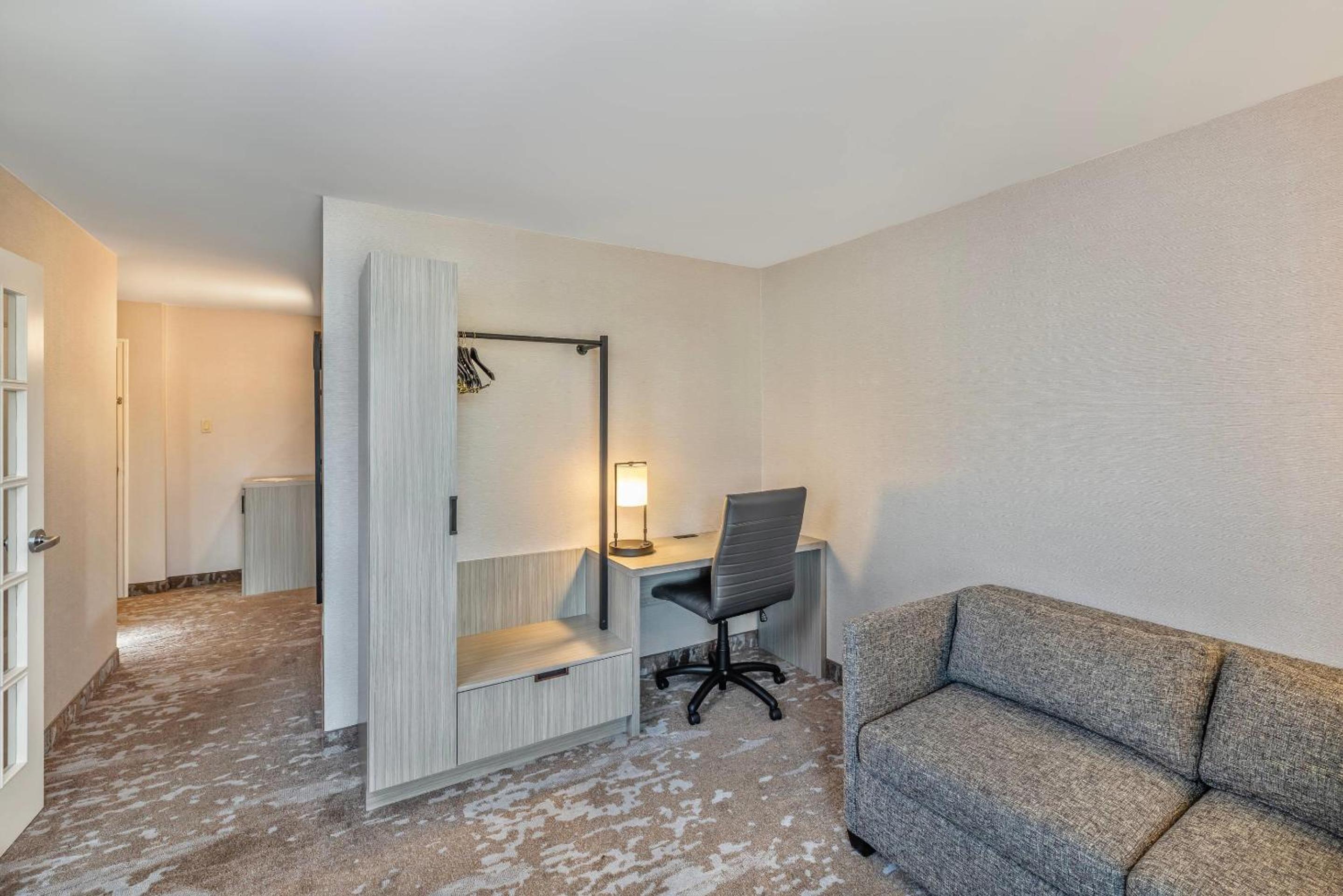 King Suite with Living Room - Non Smoking - Photo 5