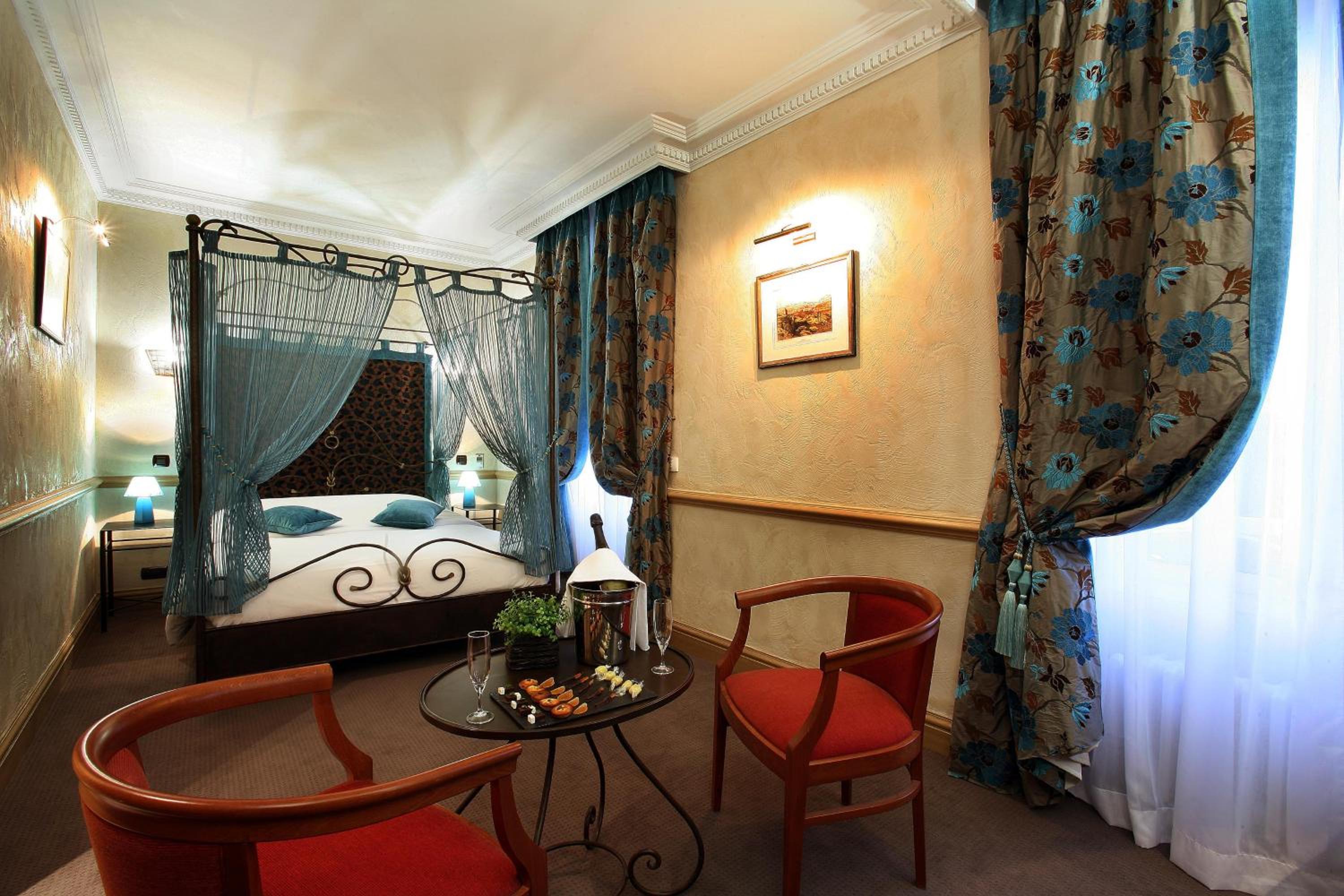 Suite - Photo 1