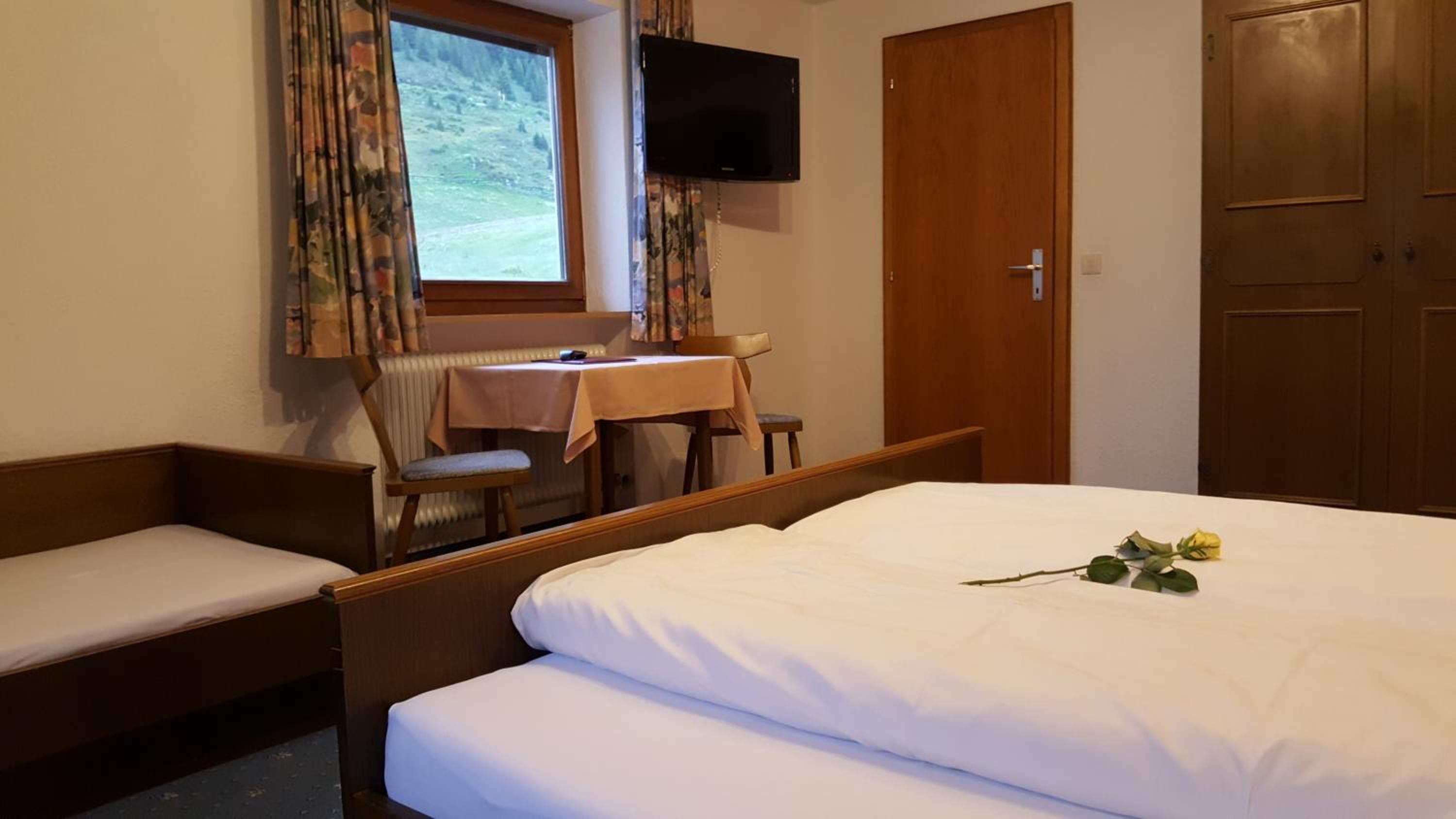 Standard Double Room East - Photo 4