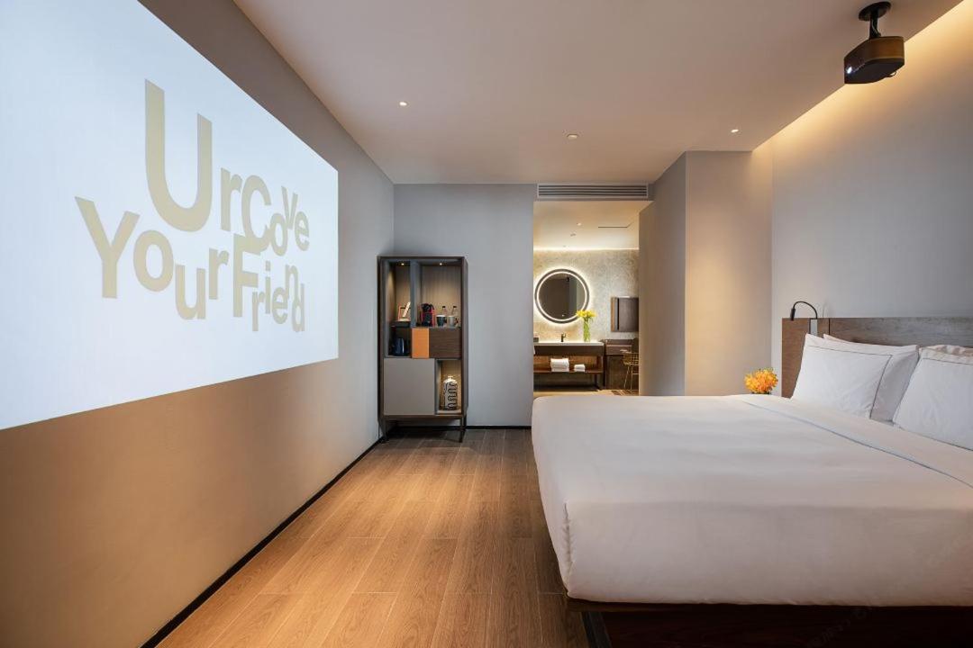 Movie Queen Room