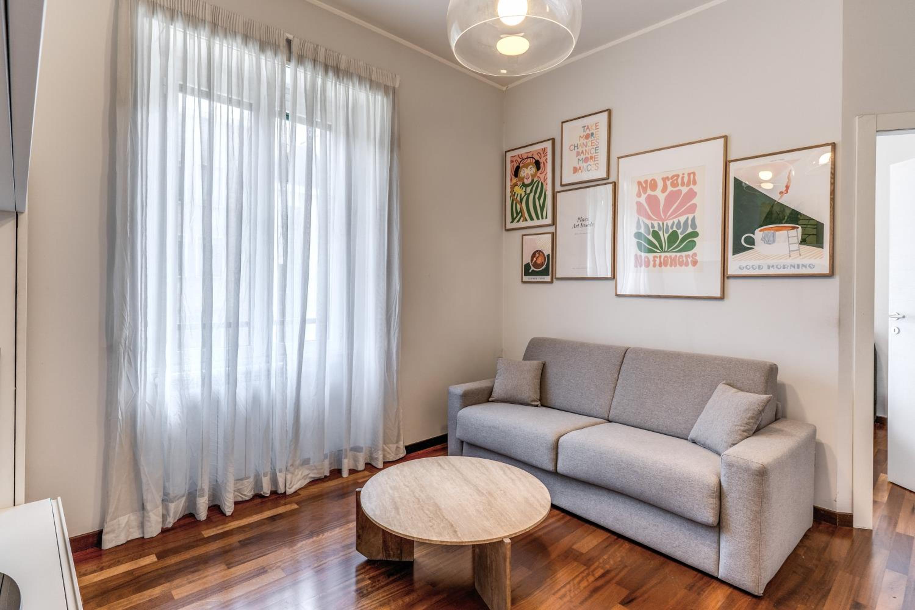 One-Bedroom Standard Apartment photo 2