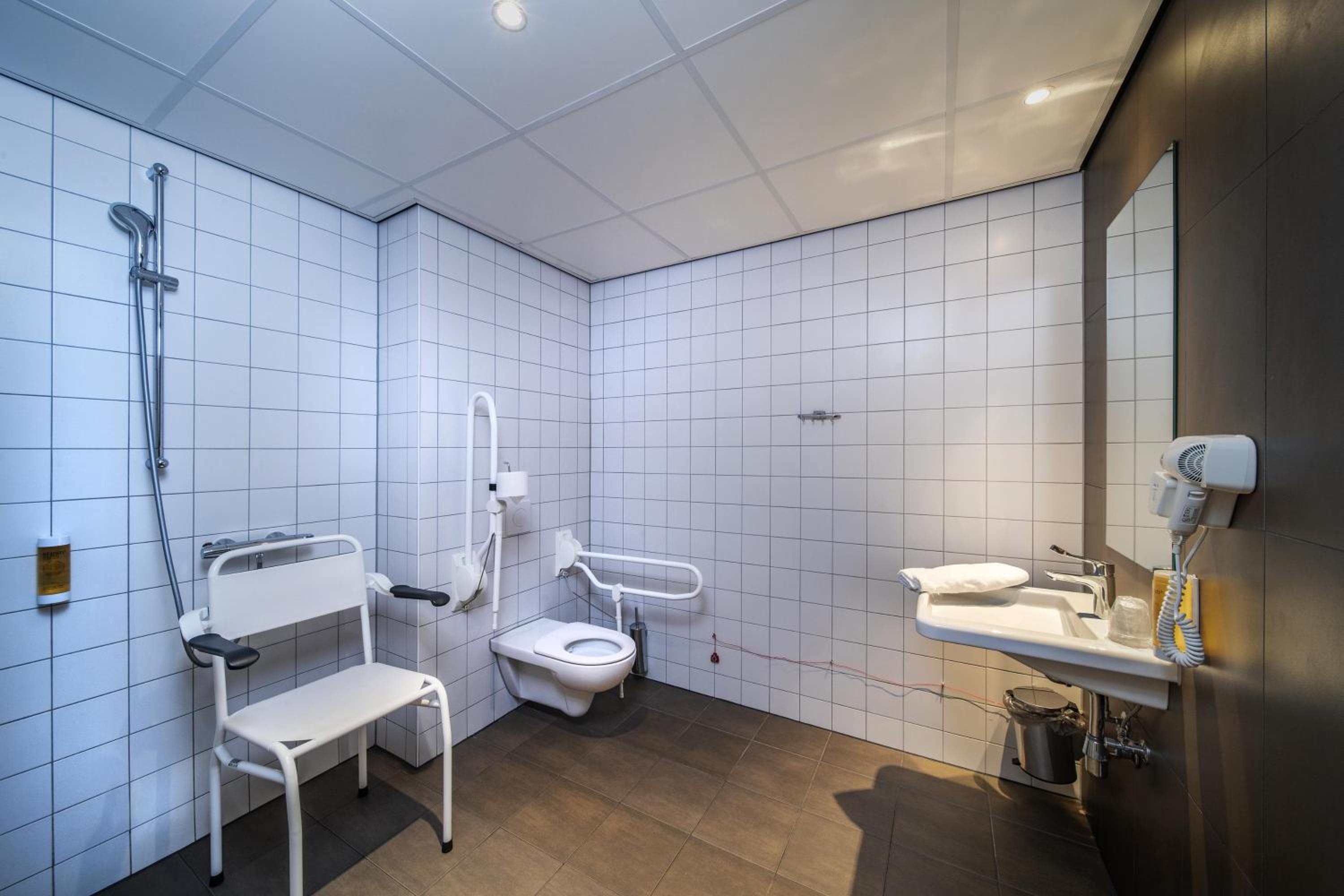 Twin Room with Roll-In Shower - Mobility Accessible photo 2