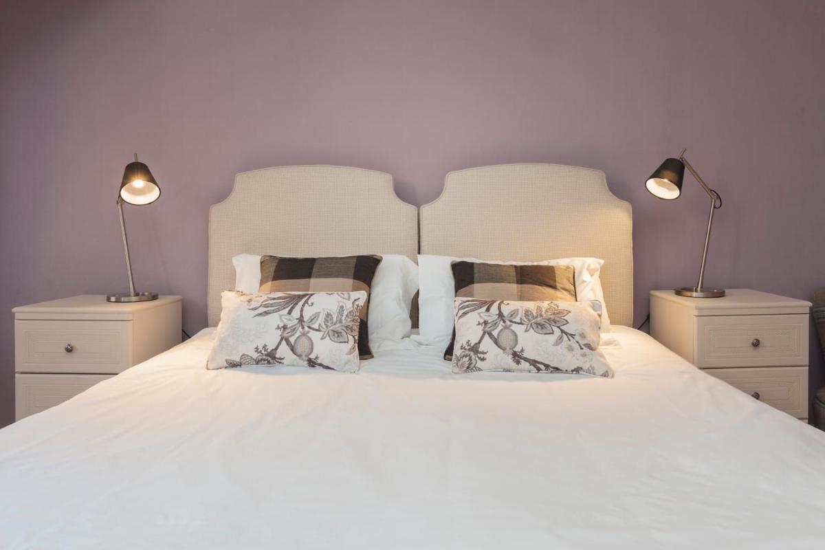 Deluxe Double or Twin Room with Partial Sea View photo 2