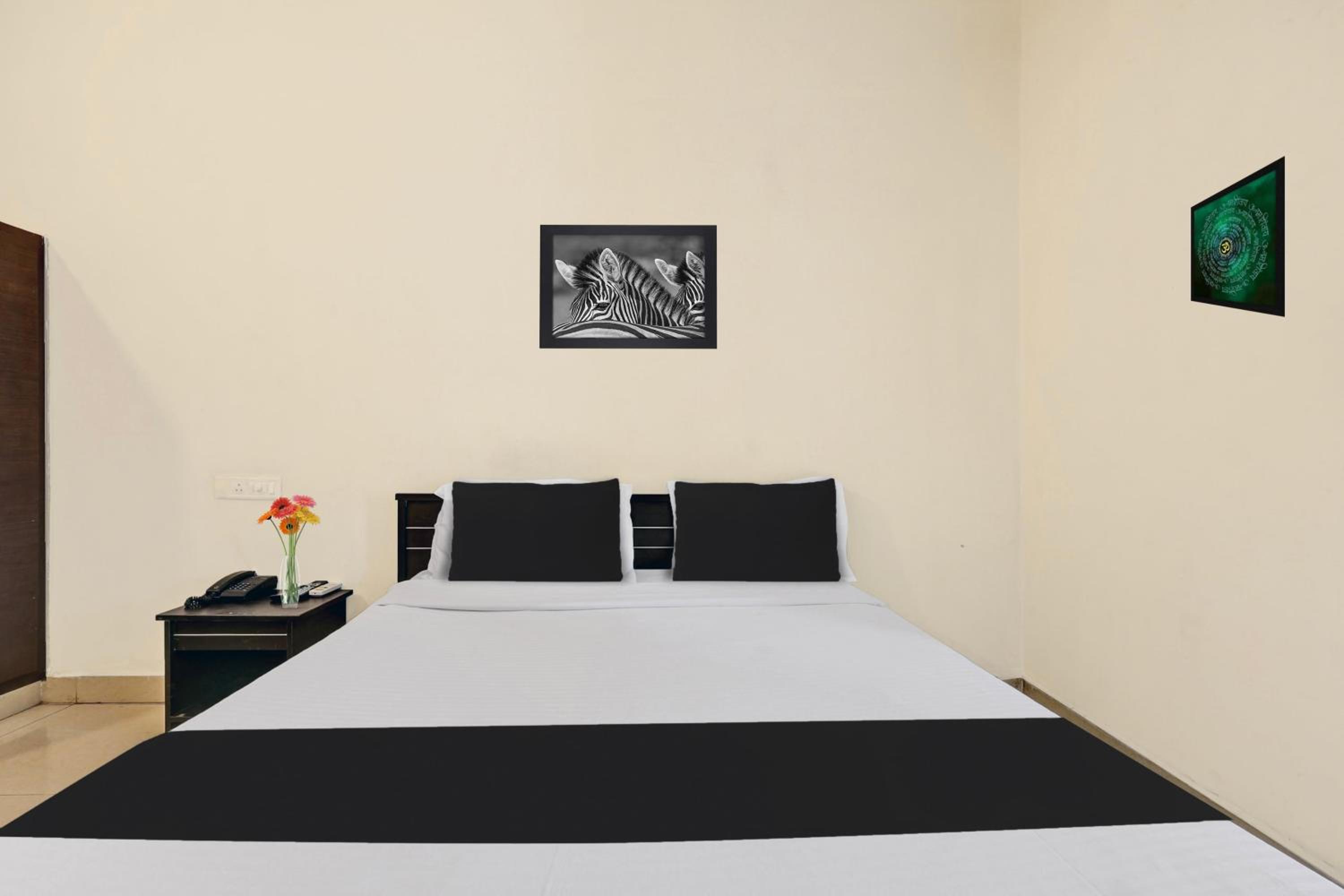 Deluxe Double Room with Bath photo 3