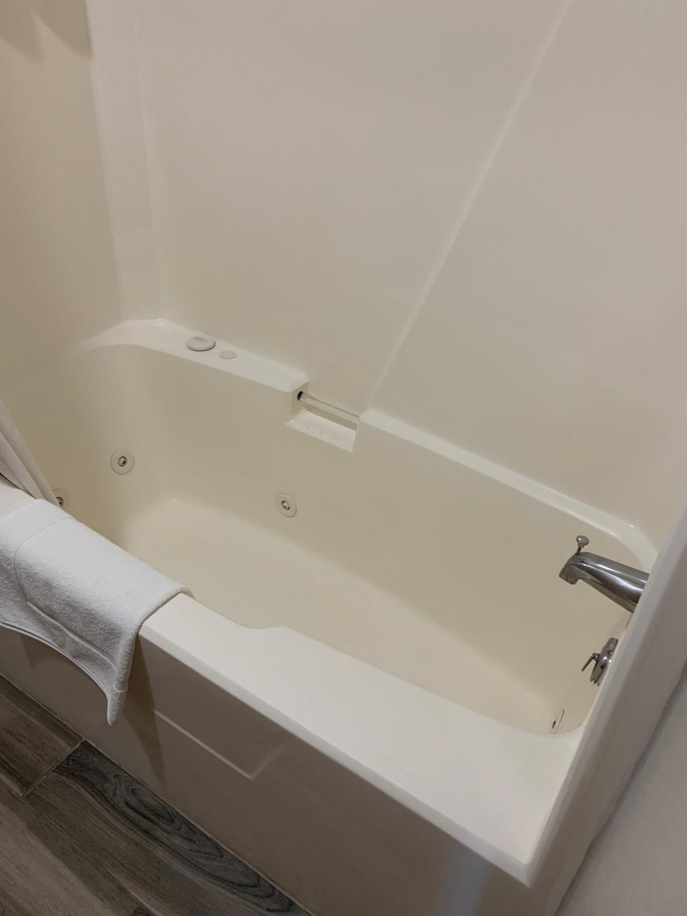 King Suite with Jetted Tub - Non-Smoking - Photo 4
