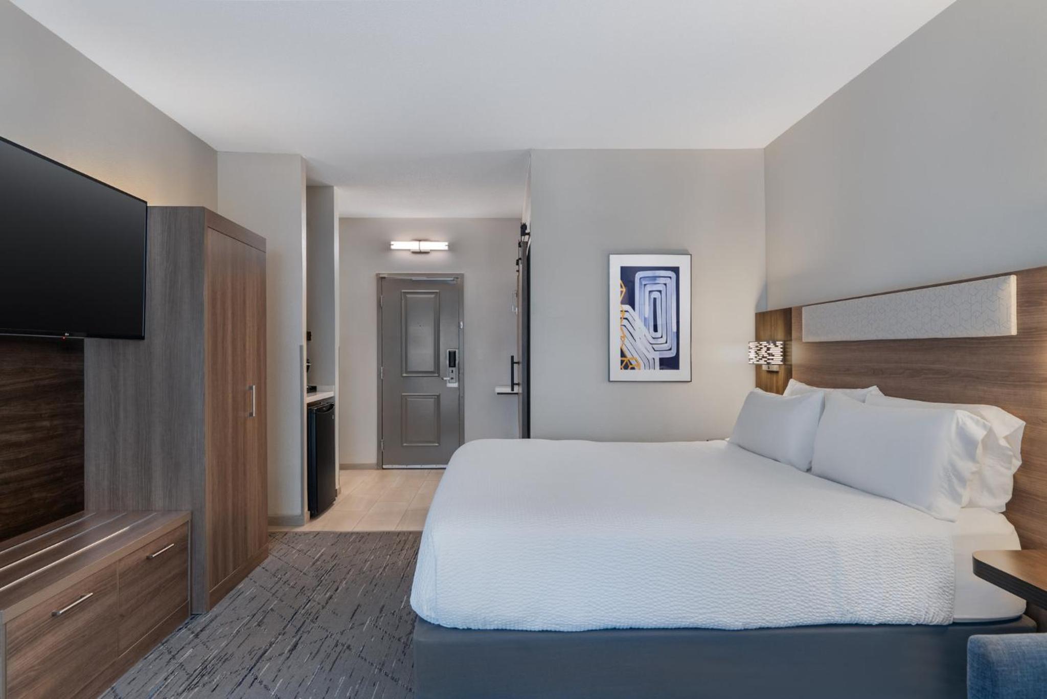 Standard King Room with Roll-In Shower - Mobility Access