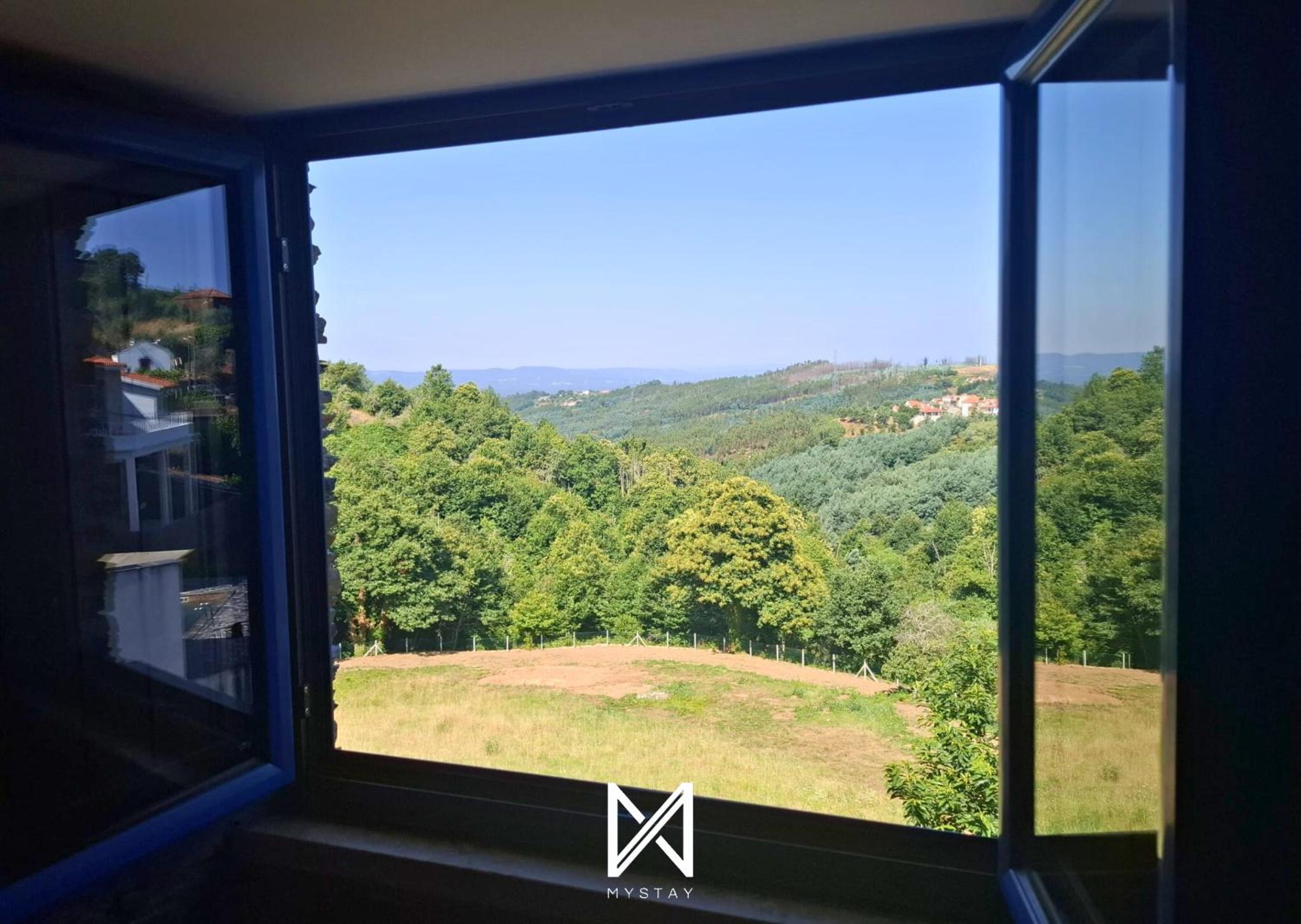 Apartment with Mountain View photo 2