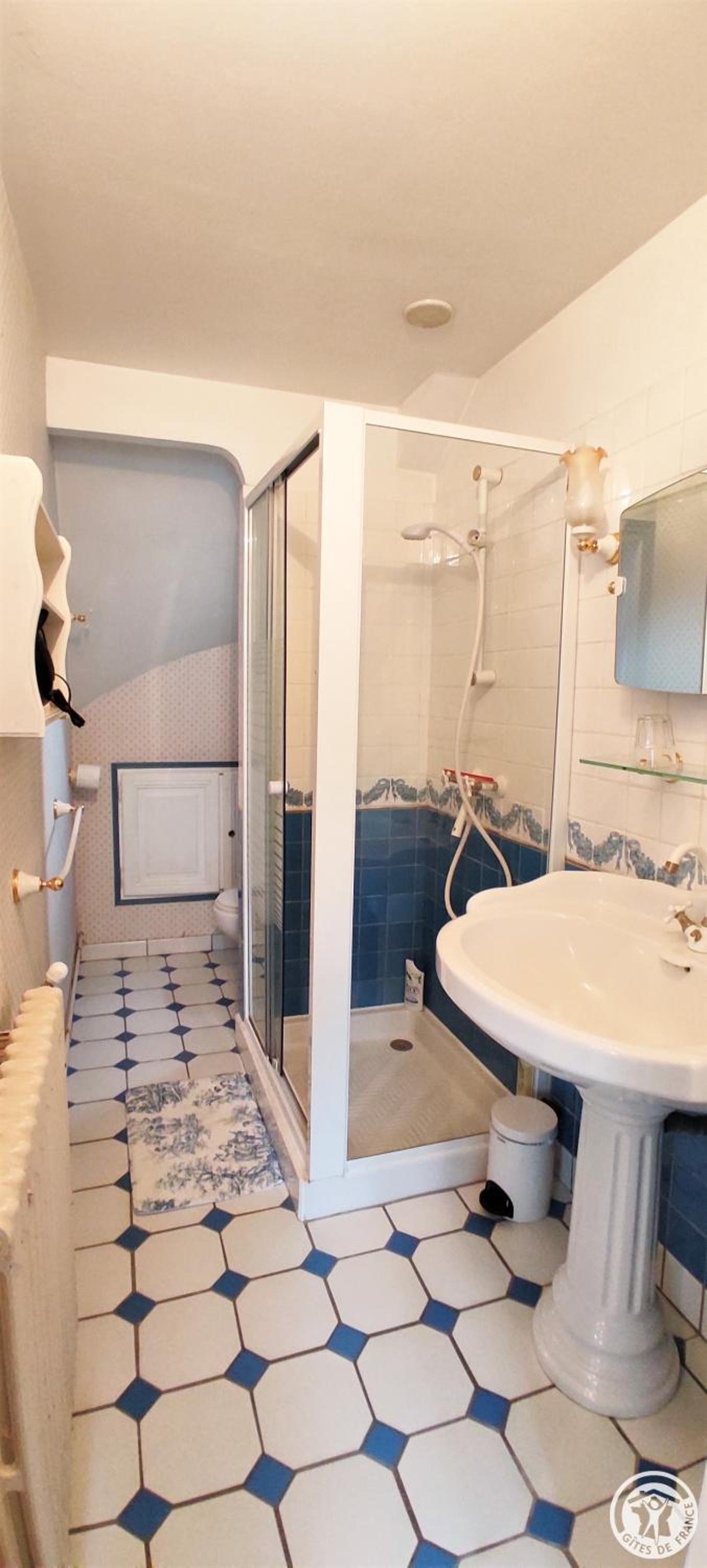 Deluxe Room (2 Adults + 1 Child) - Photo 3