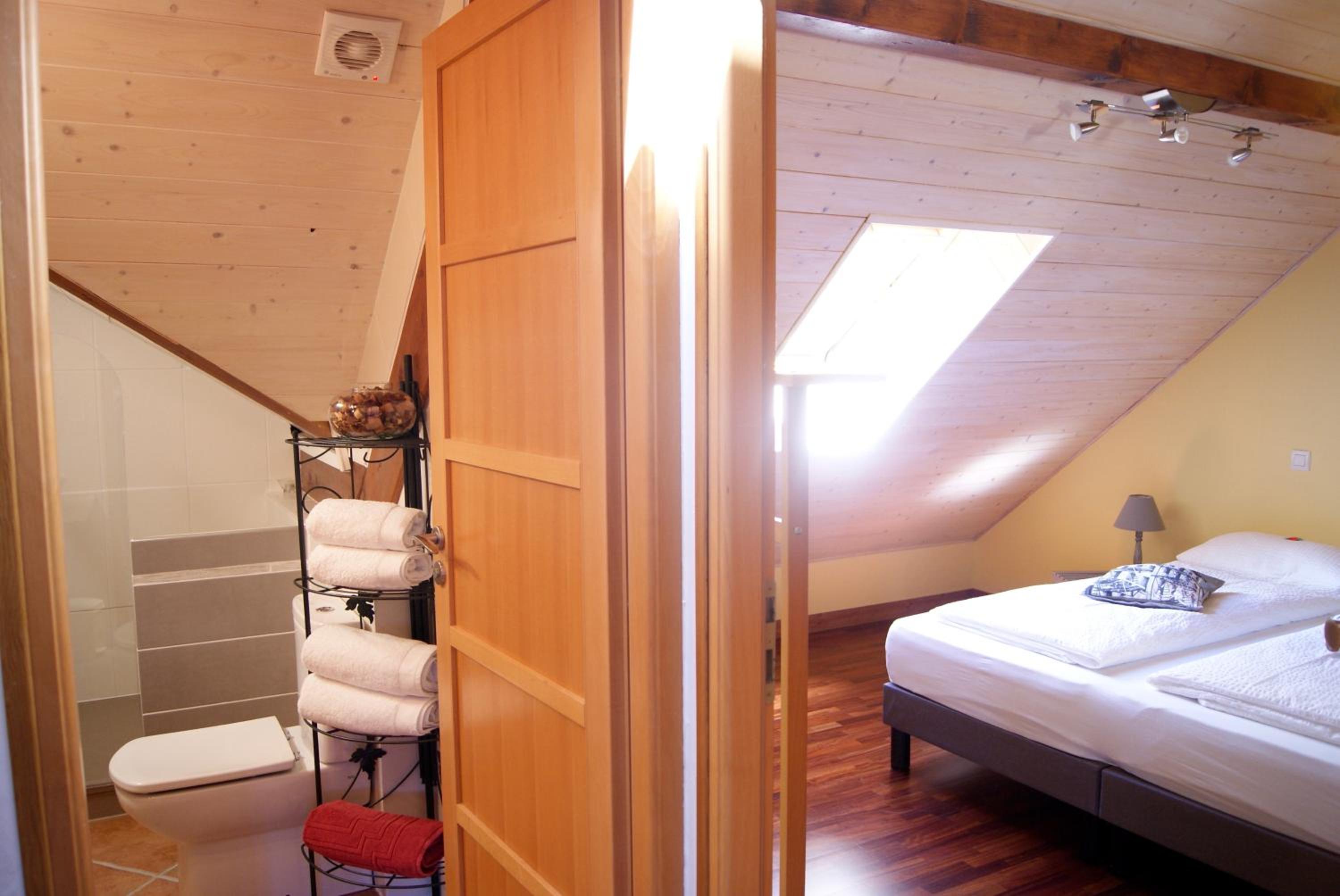 Twin Room with Private External Bathroom photo 3