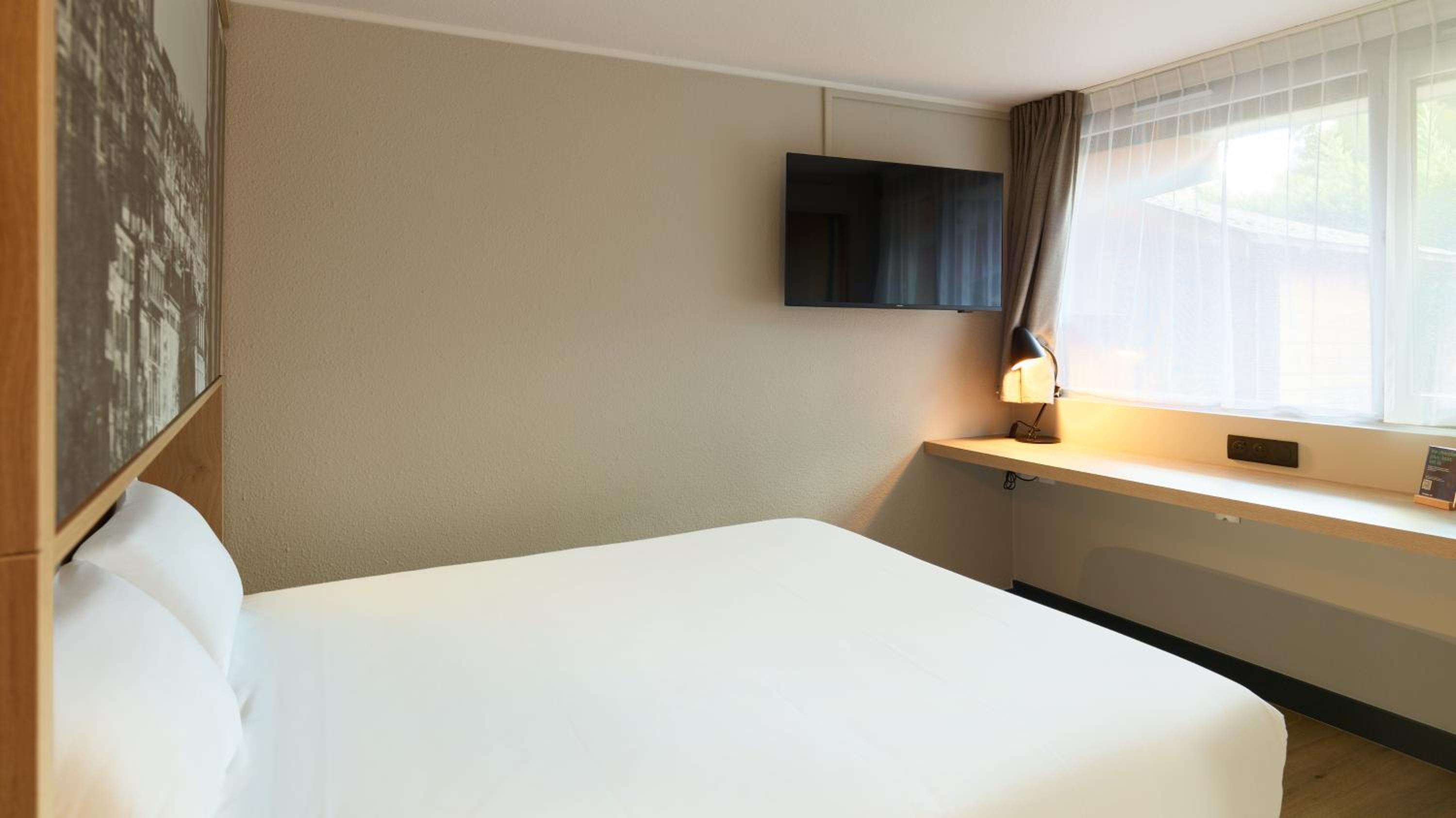 Standard Room - 1 Queen Bed 1 Bunk Bed - Photo 7