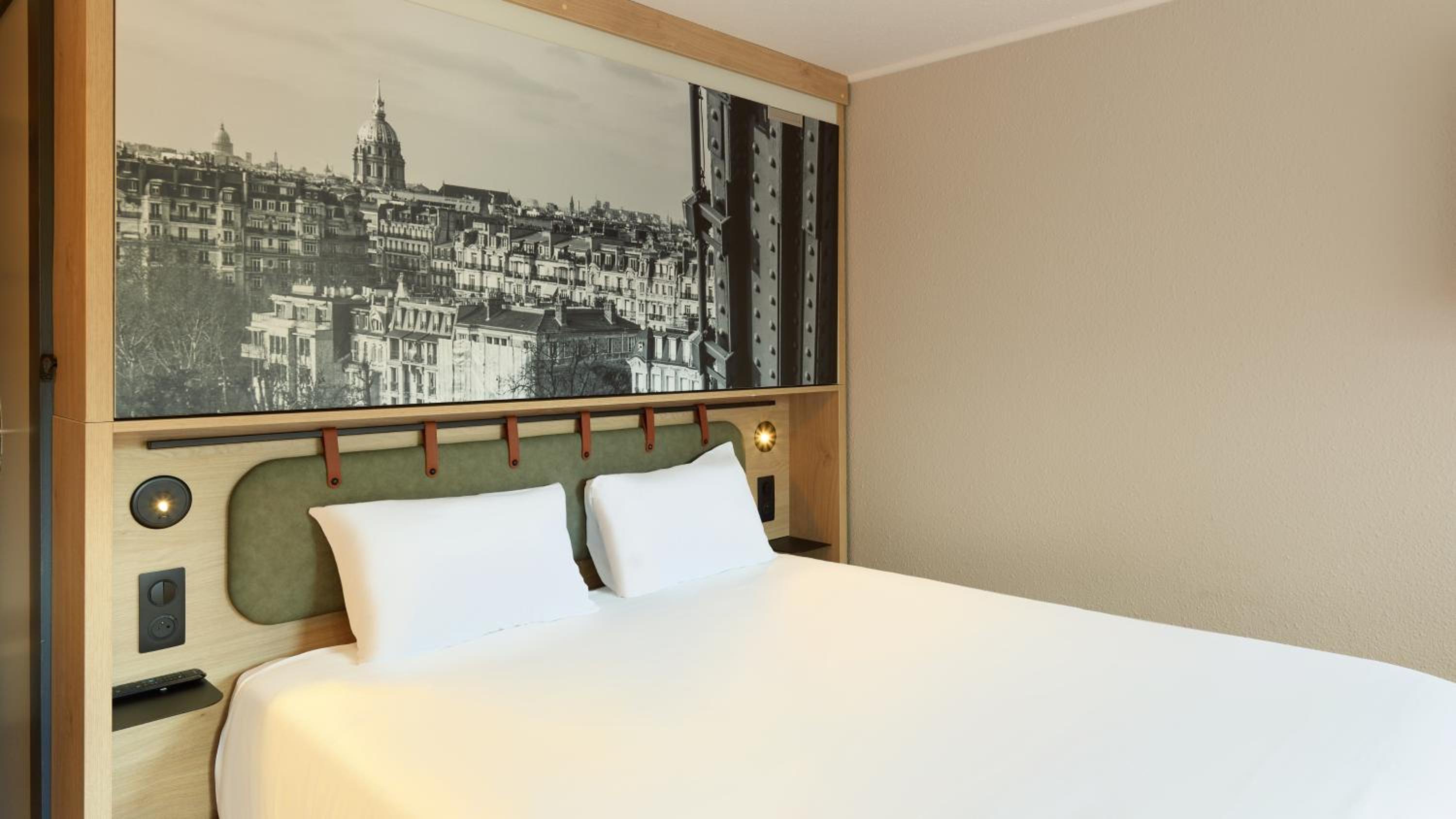 Standard Room - 1 Queen Bed 1 Bunk Bed - Photo 1