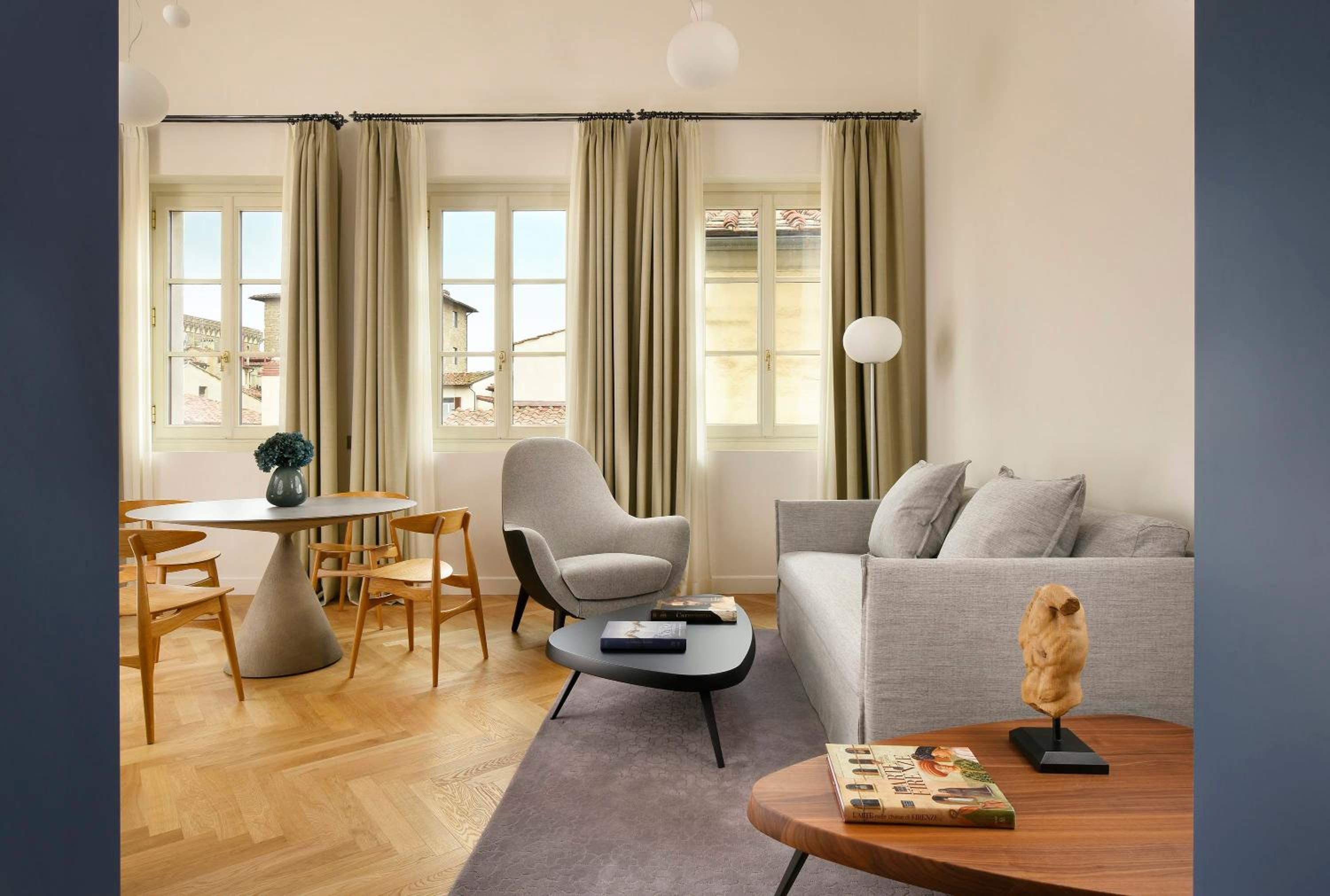 Deluxe One-Bedroom Apartment with City View photo 1
