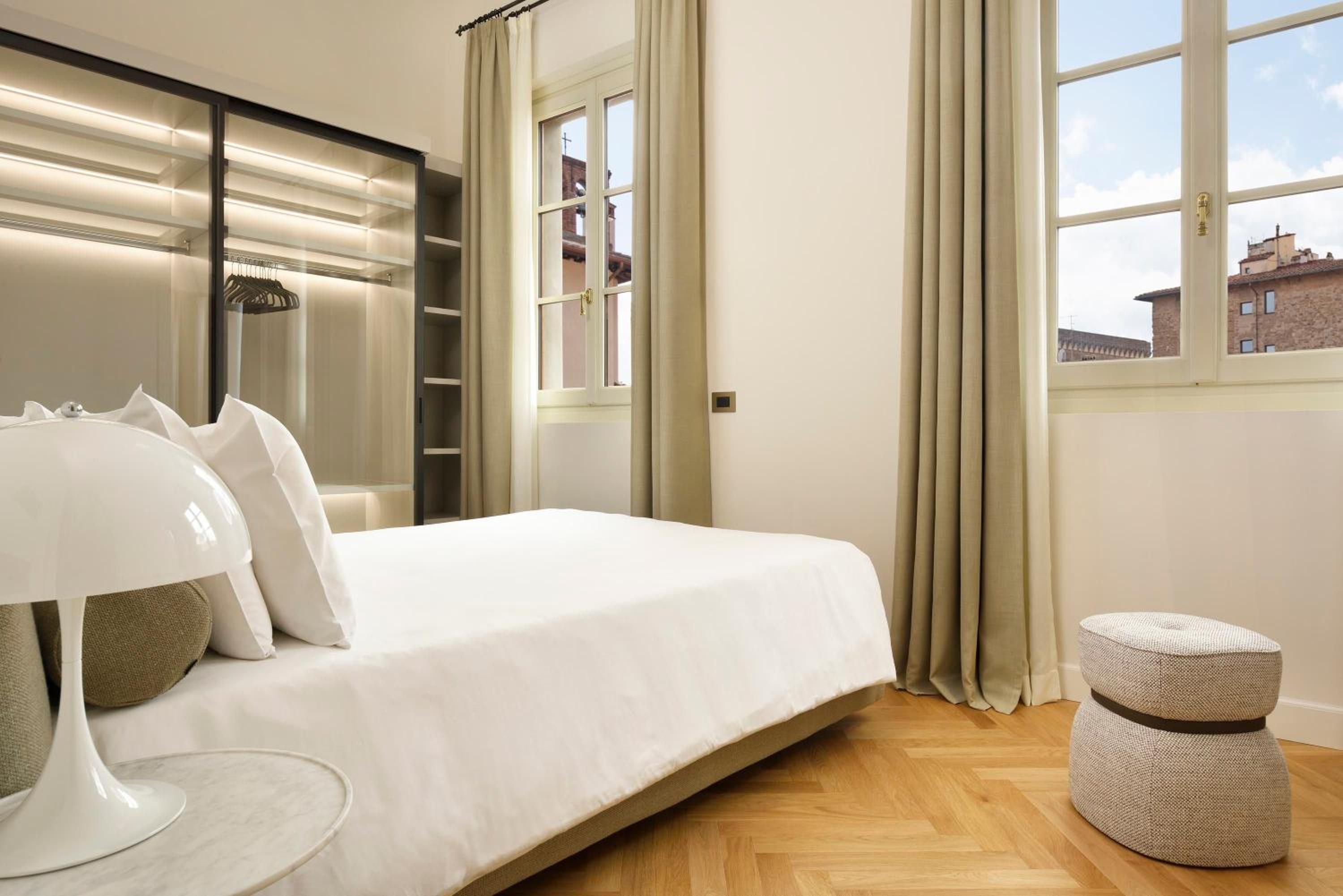 Deluxe One-Bedroom Apartment with City View photo 3