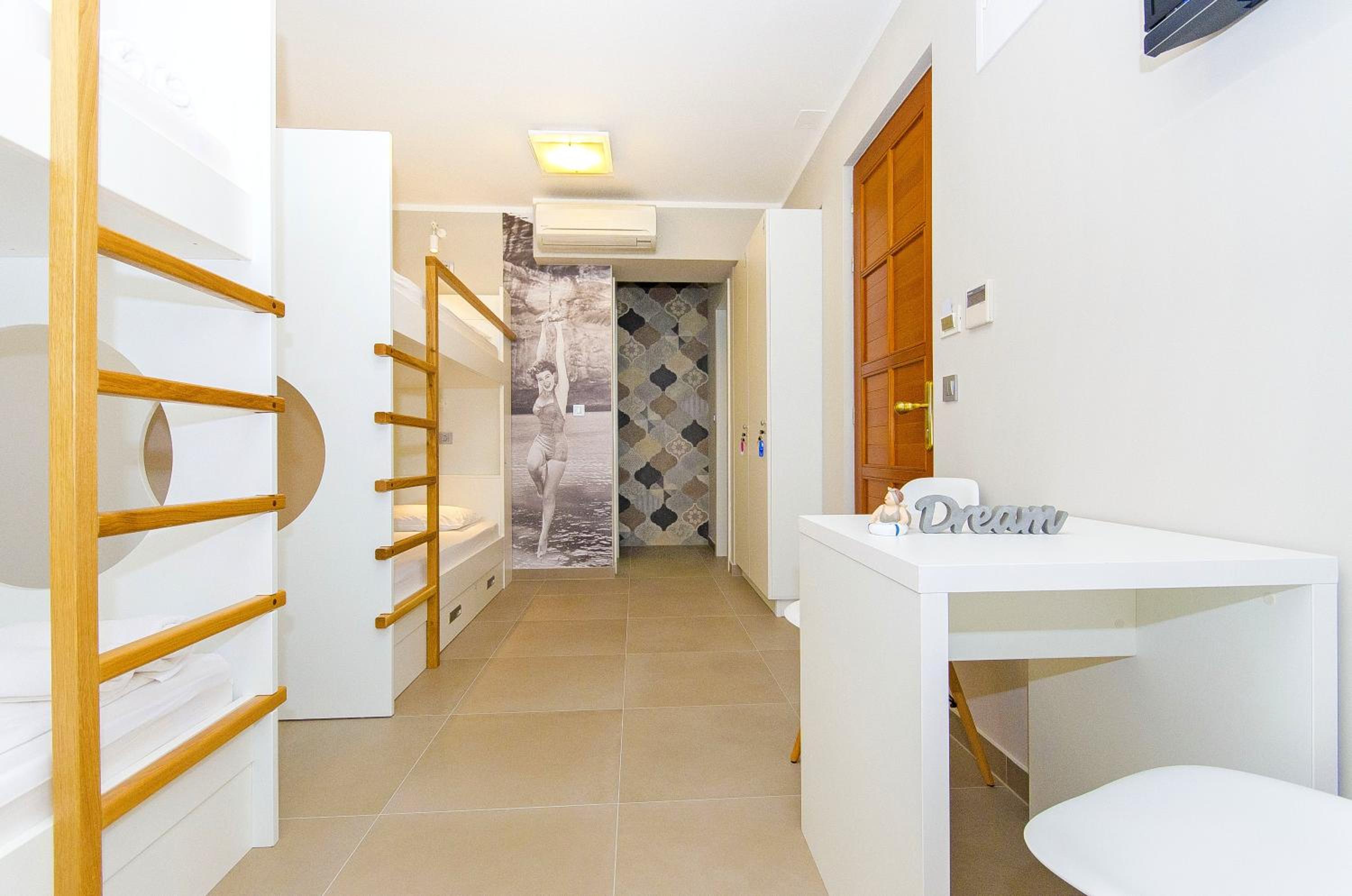 Bed in 4-Bed Dormitory Room with Private Bathroom photo 3