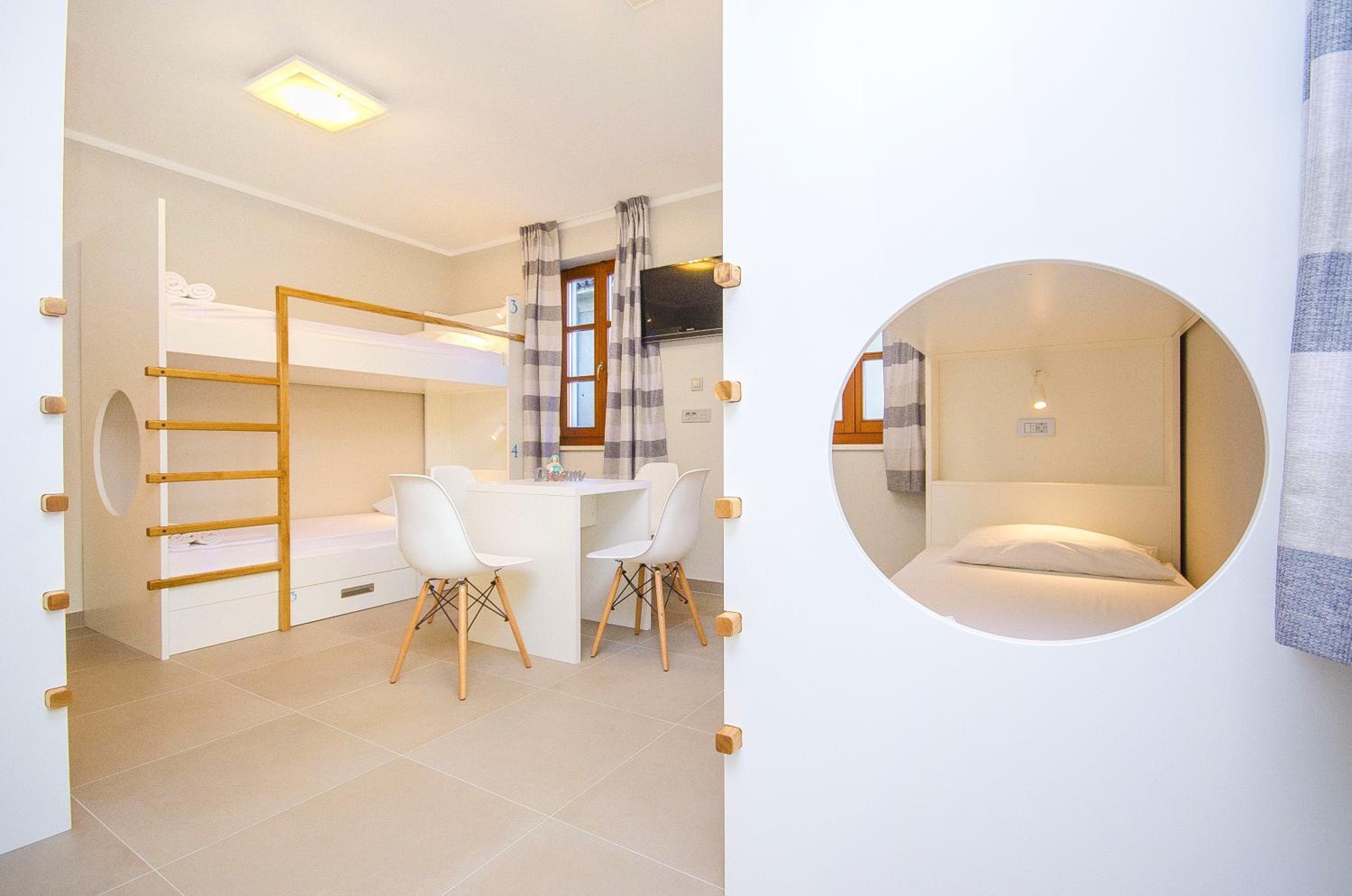 Bed in 6-Bed Dormitory Room with Private Bathroom  photo 3