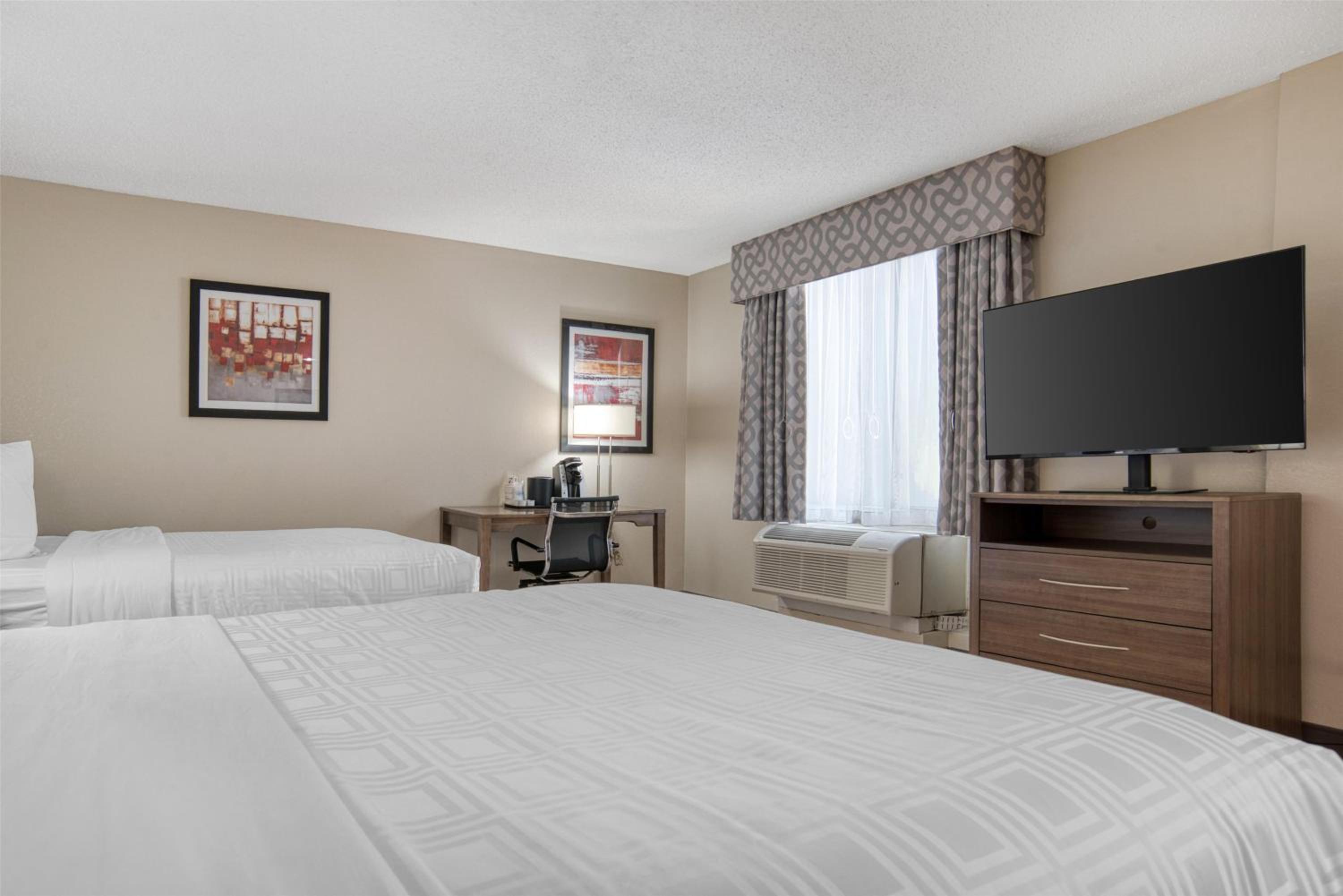 Queen Suite with Two Queen Beds and Bath Tub - Disability Access - Photo 3
