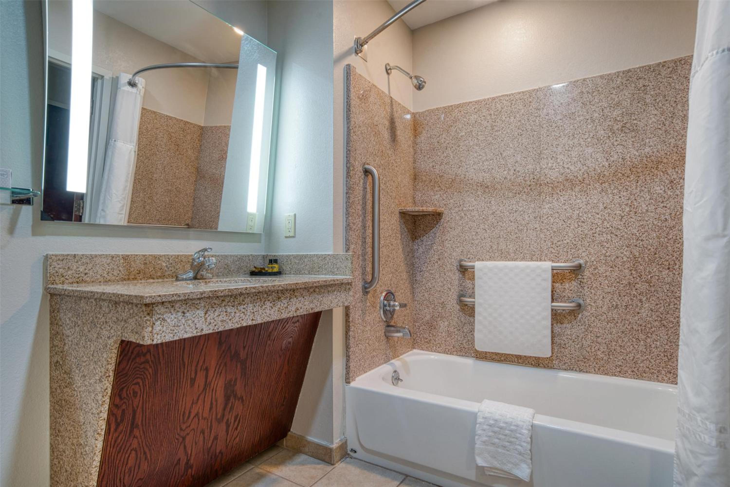 Queen Suite with Two Queen Beds and Bath Tub - Disability Access - Photo 4
