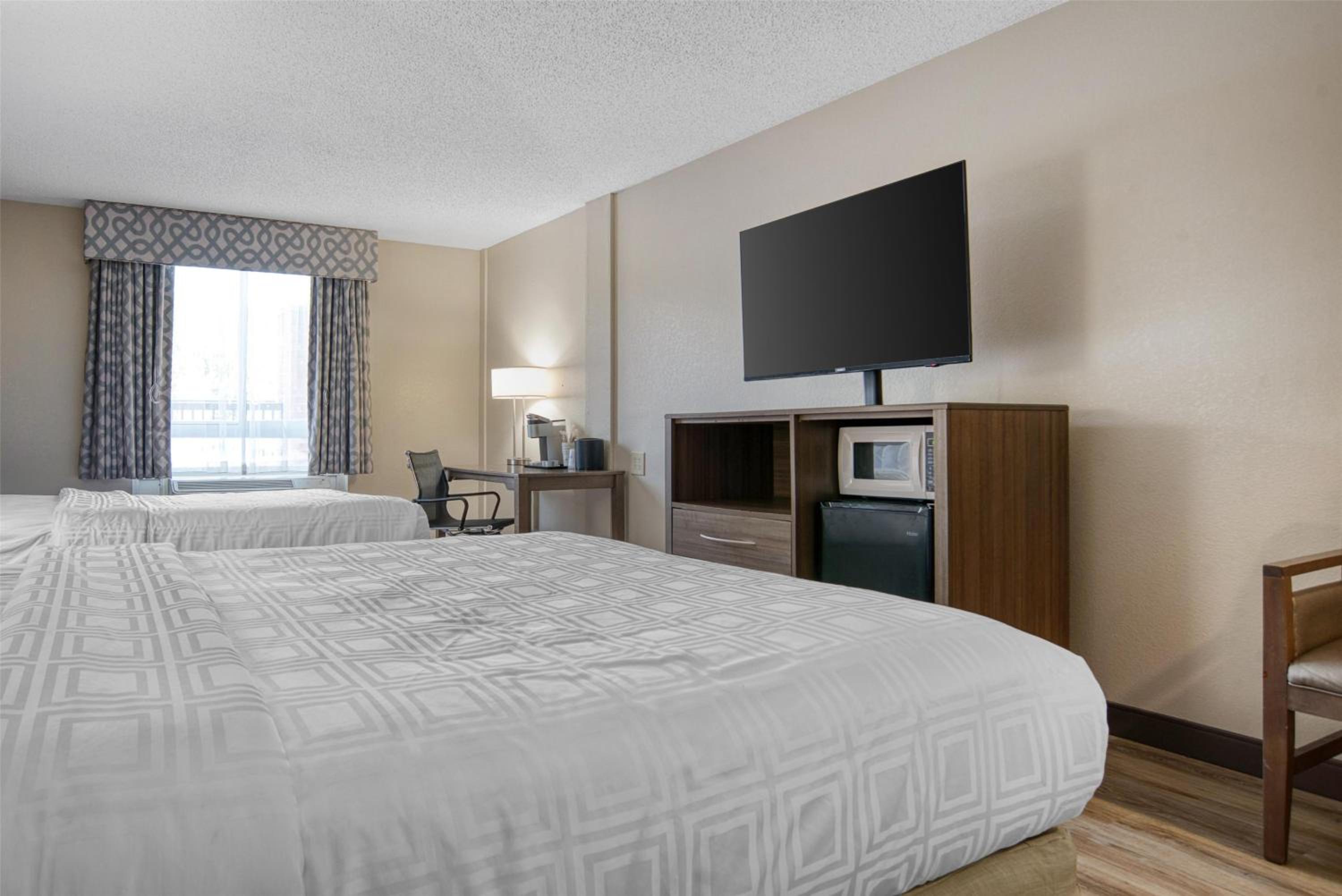 Queen Room with Two Queen Beds and Roll-In Shower - Mobility Access/Non-Smoking - Photo 2