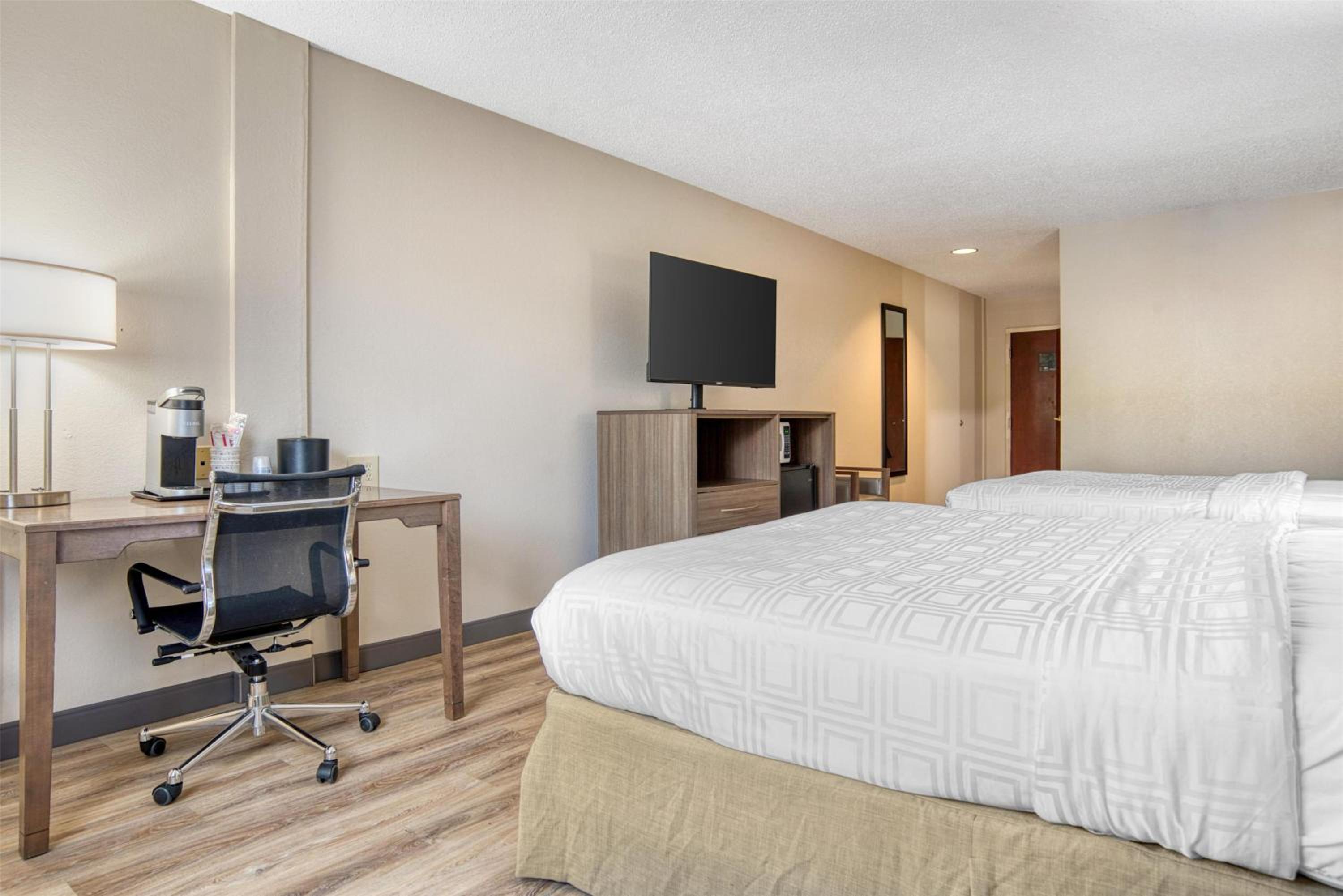Queen Room with Two Queen Beds and Roll-In Shower - Mobility Access/Non-Smoking - Photo 3