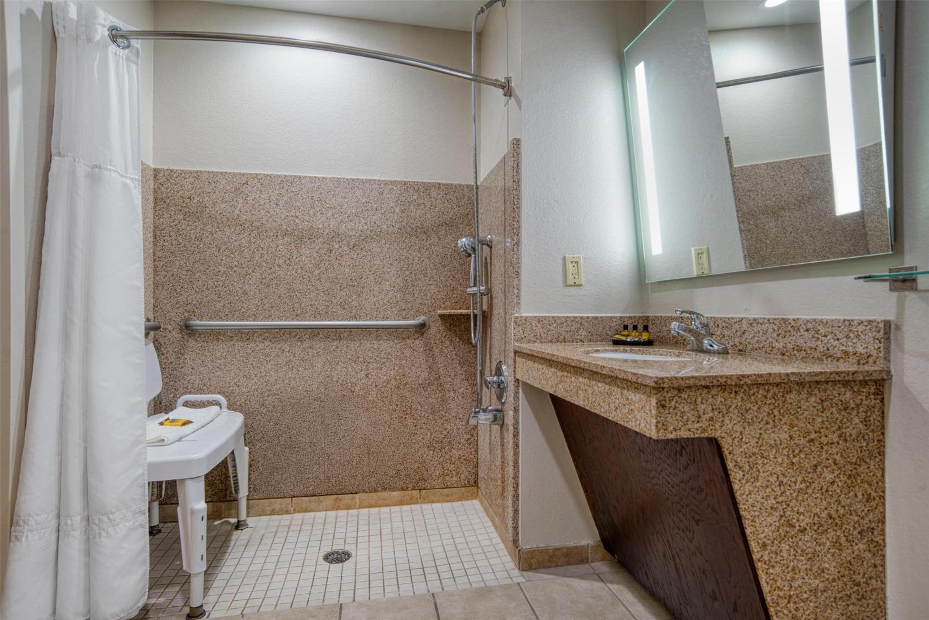 Queen Room with Two Queen Beds and Roll-In Shower - Mobility Access/Non-Smoking - Photo 4