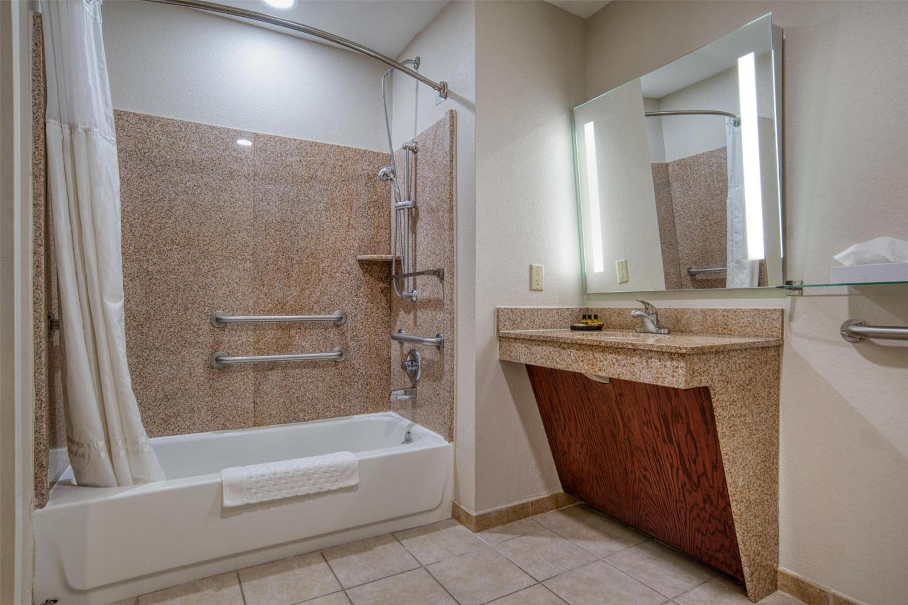 King Room with Bath Tub - Mobility Accessible/Non-Smoking - Photo 2