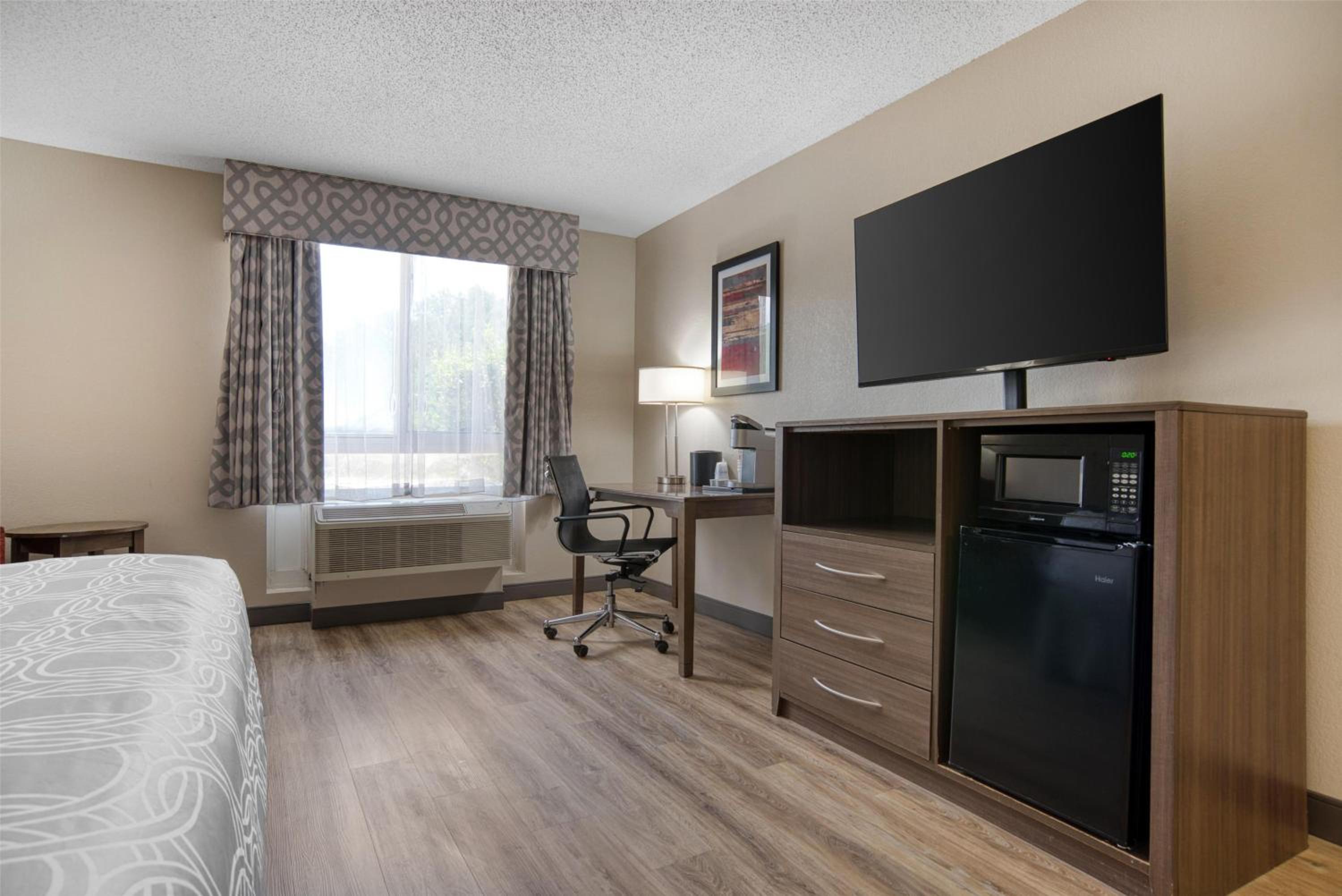 King Room with Bath Tub - Mobility Accessible/Non-Smoking - Photo 3